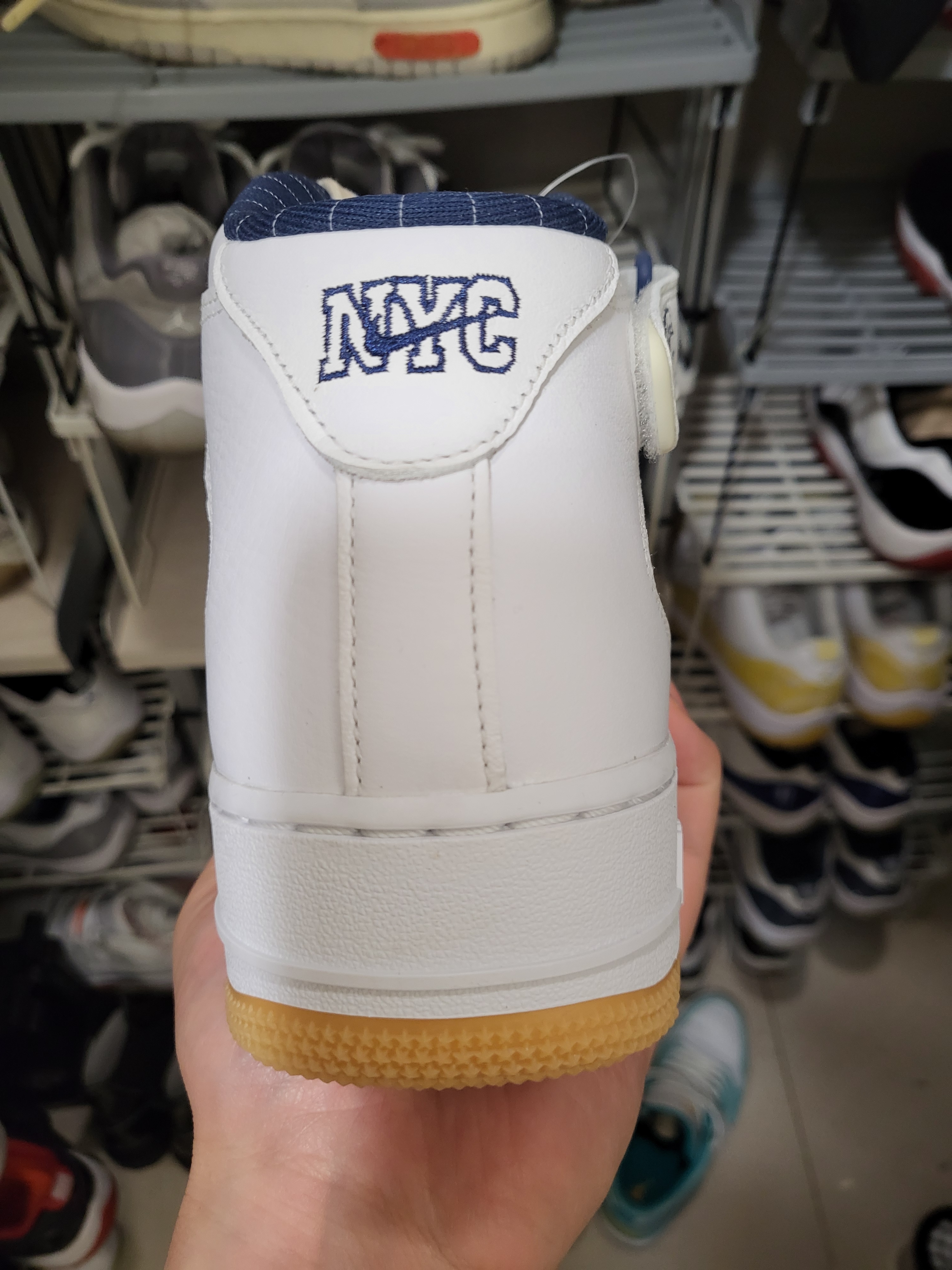 Nike Air Force 1 Mid QS NYC White Midnight Navy 착용 스타일 - 2