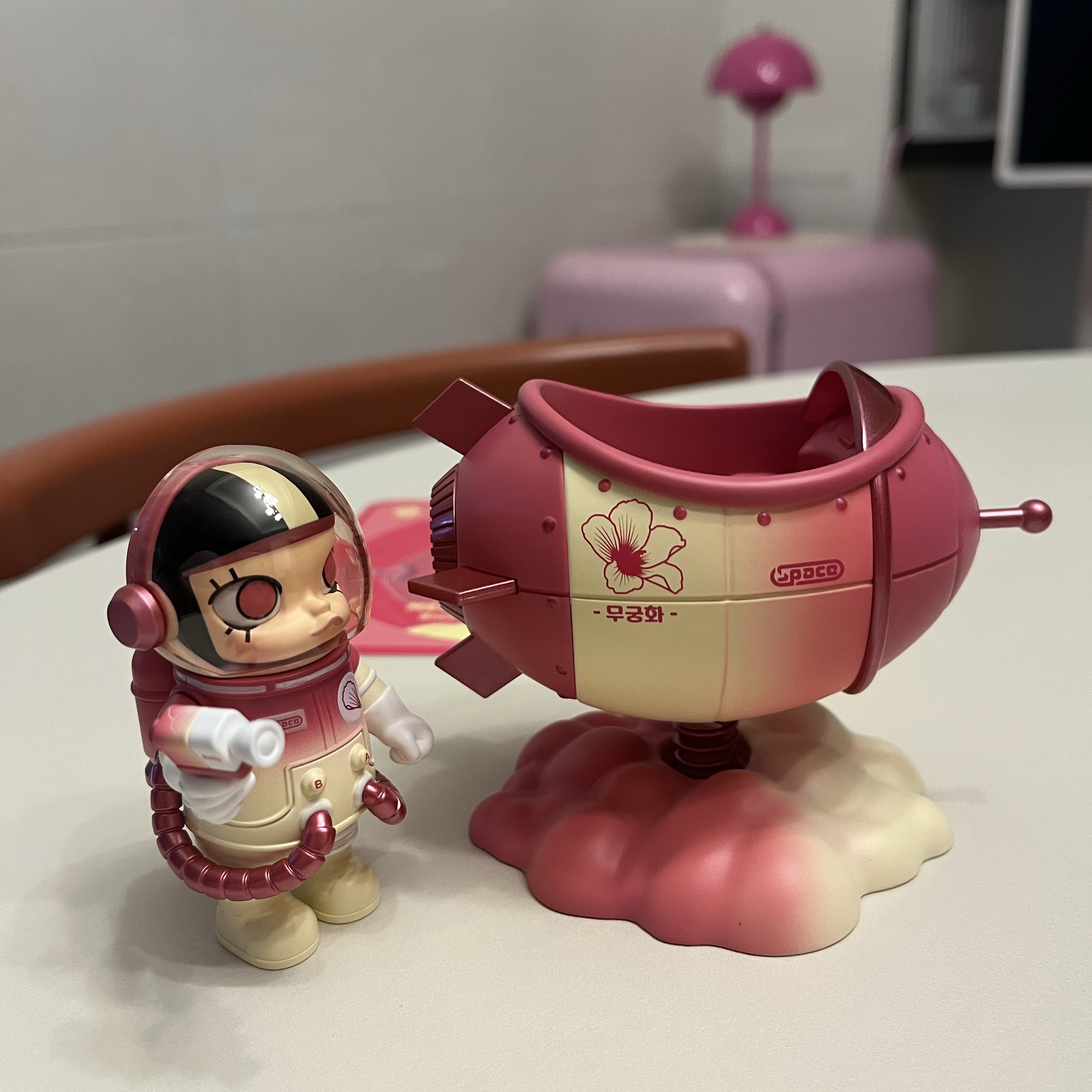 Pop Mart Mega Space Molly Blooming Series Mugunghwa 100%  - Korea Exclusive 착용 스타일