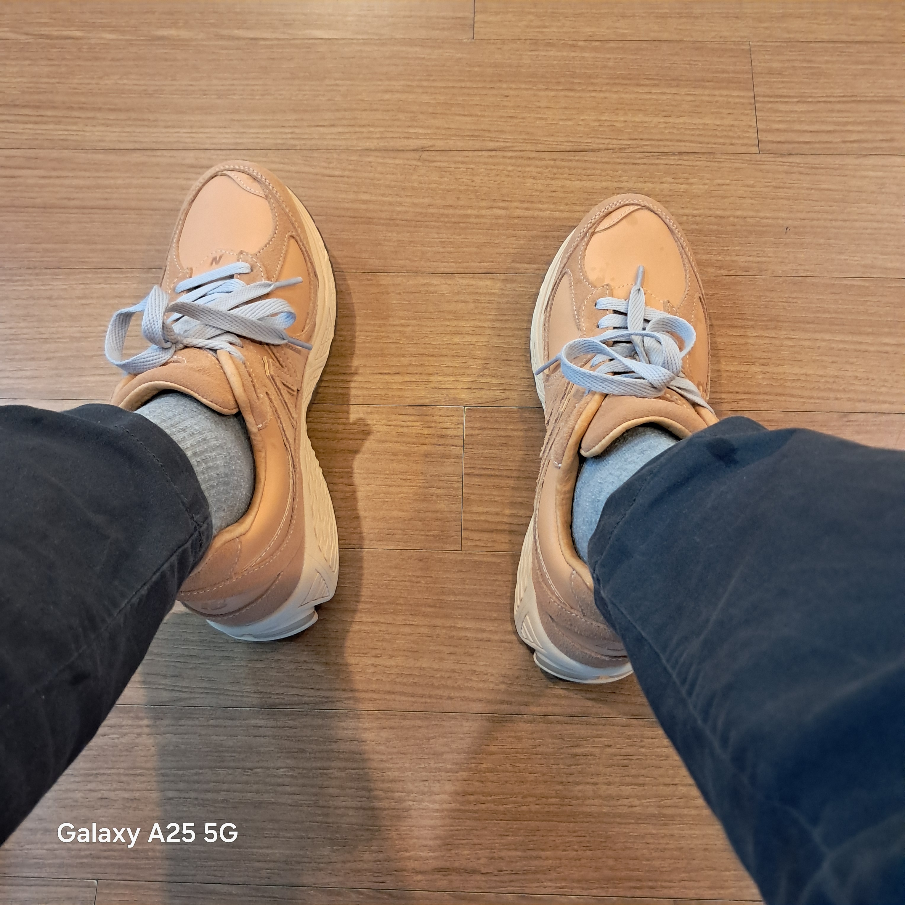New Balance 2002R Premium Leather Pack Toast 착용 스타일 - 1