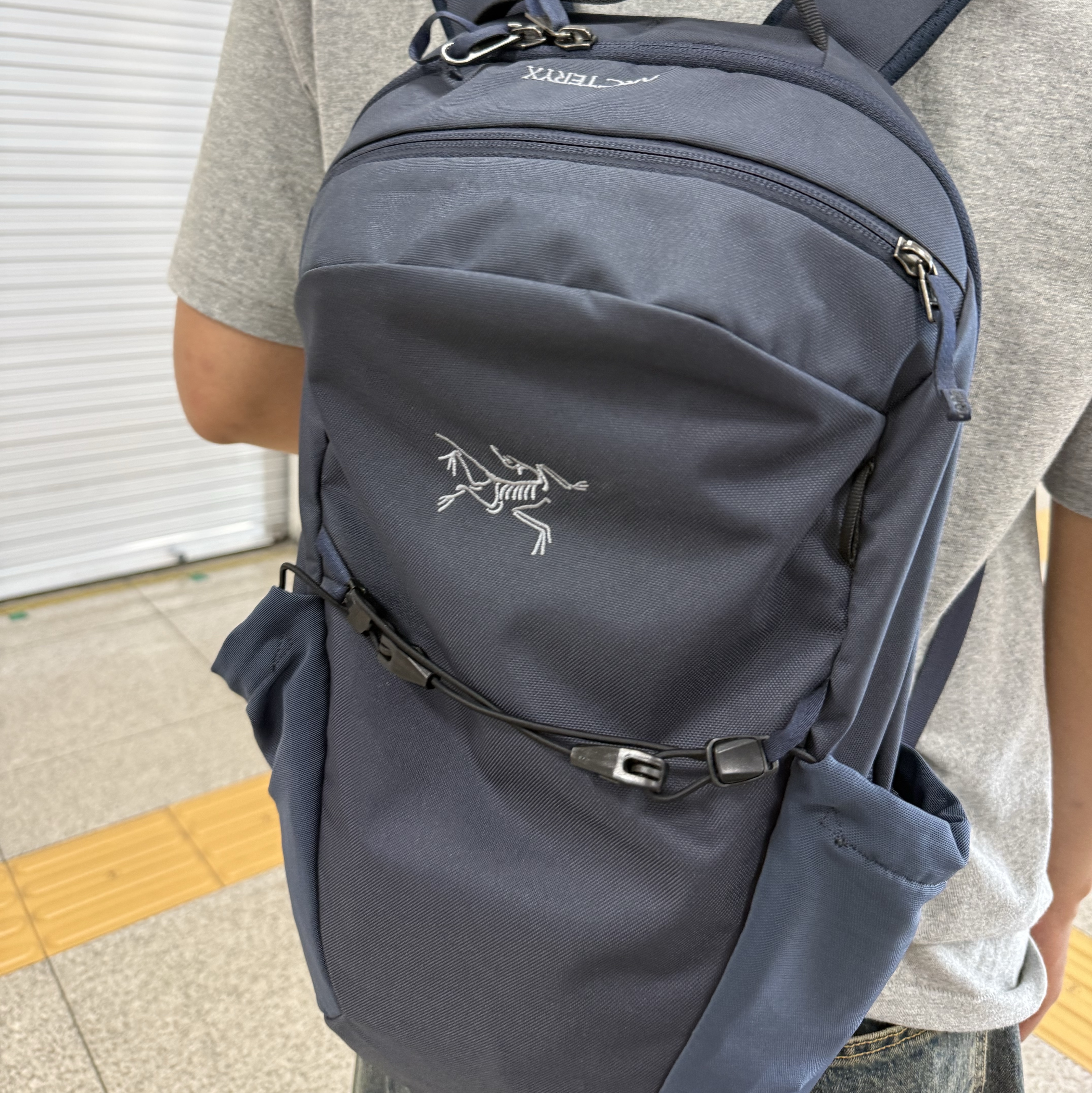 Arc'teryx Mantis 16 Backpack Graphite 착용 스타일