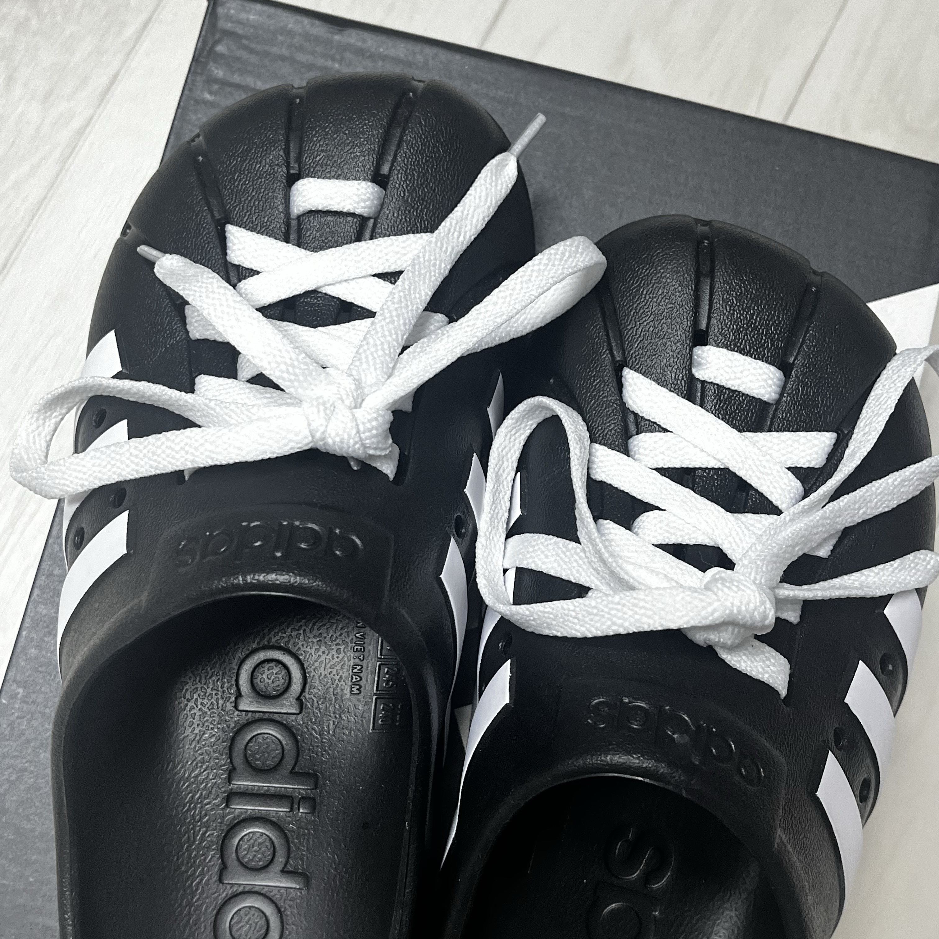 Adidas Adilette Clog Black White 착용 스타일
