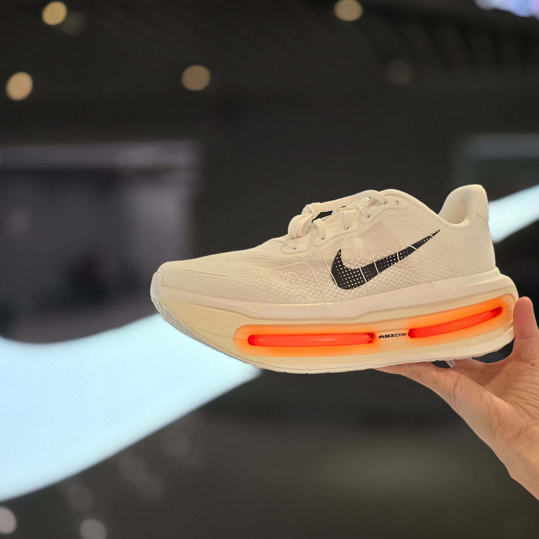 Nike Vomero Premium Sail Coconut Milk 착용 스타일