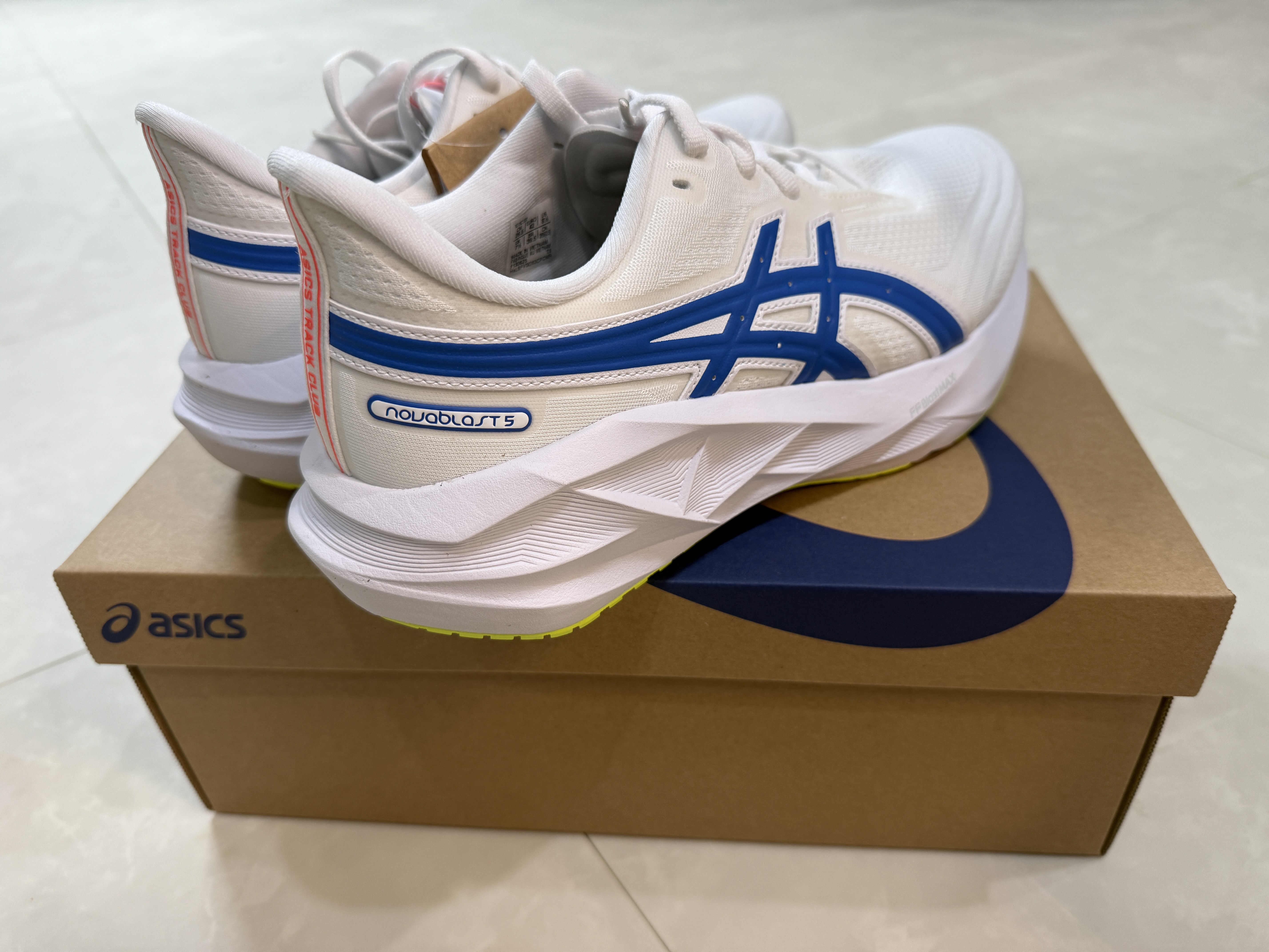 Asics Novablast 5 White Tuna Blue 착용 스타일