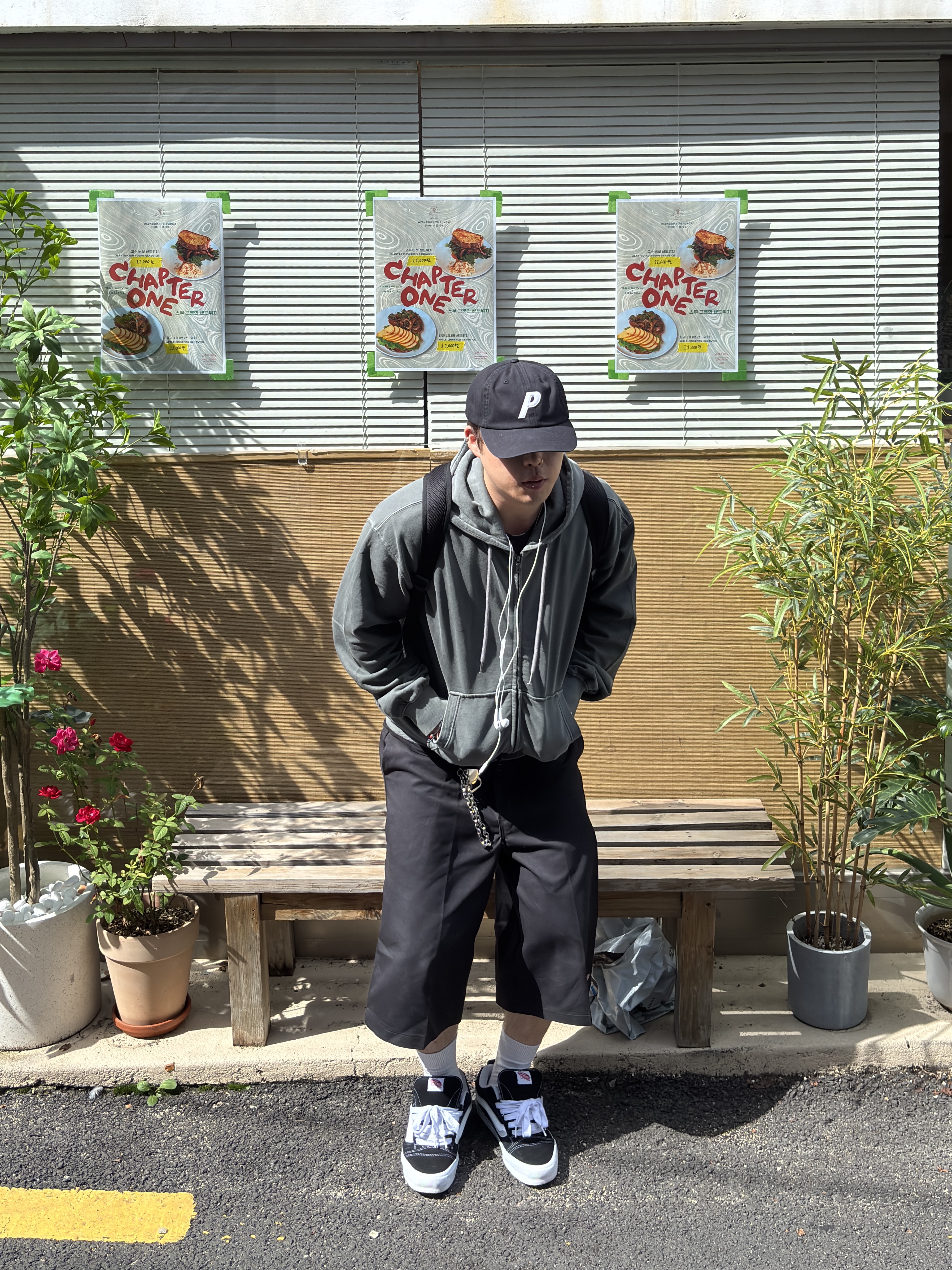 Vans Knu-Skool Black True White, Palace P 6-Panel Black 착용 스타일 - 2