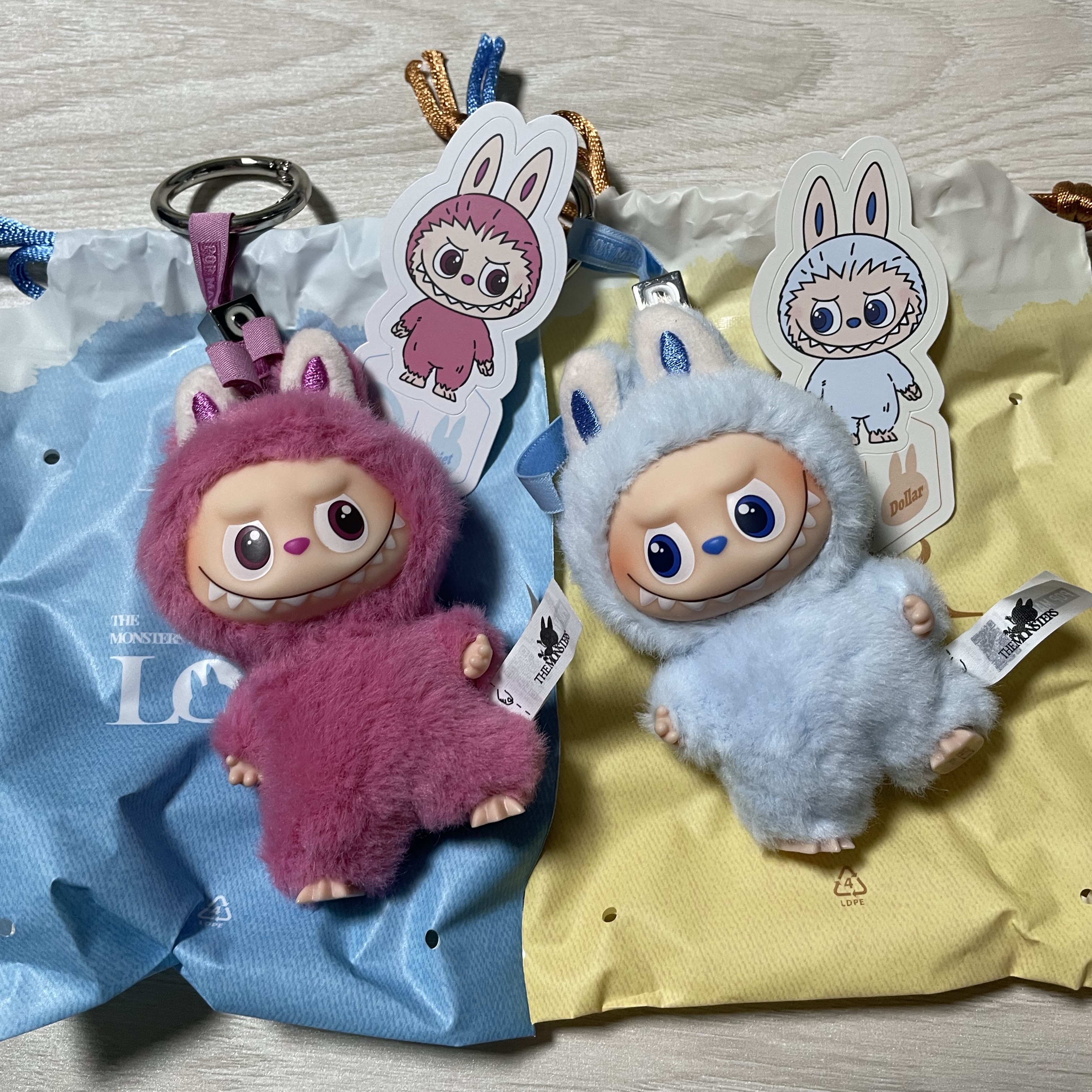 Pop Mart Labubu The Monsters Pin For Love Series Vinyl Plush Pendant Sealed Case (N-Z) (1 Blind Box) 착용 스타일