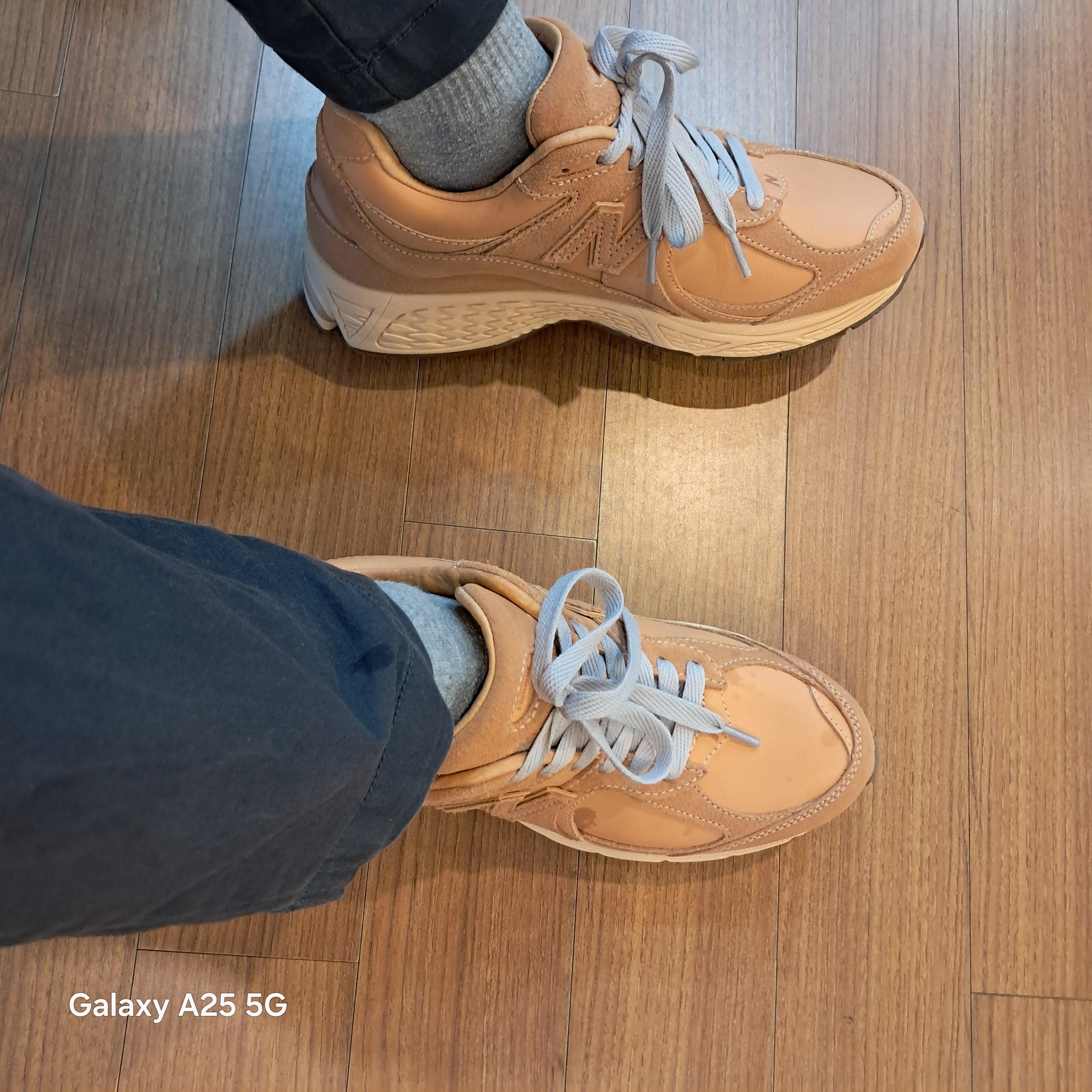 New Balance 2002R Premium Leather Pack Toast 착용 스타일 - 2