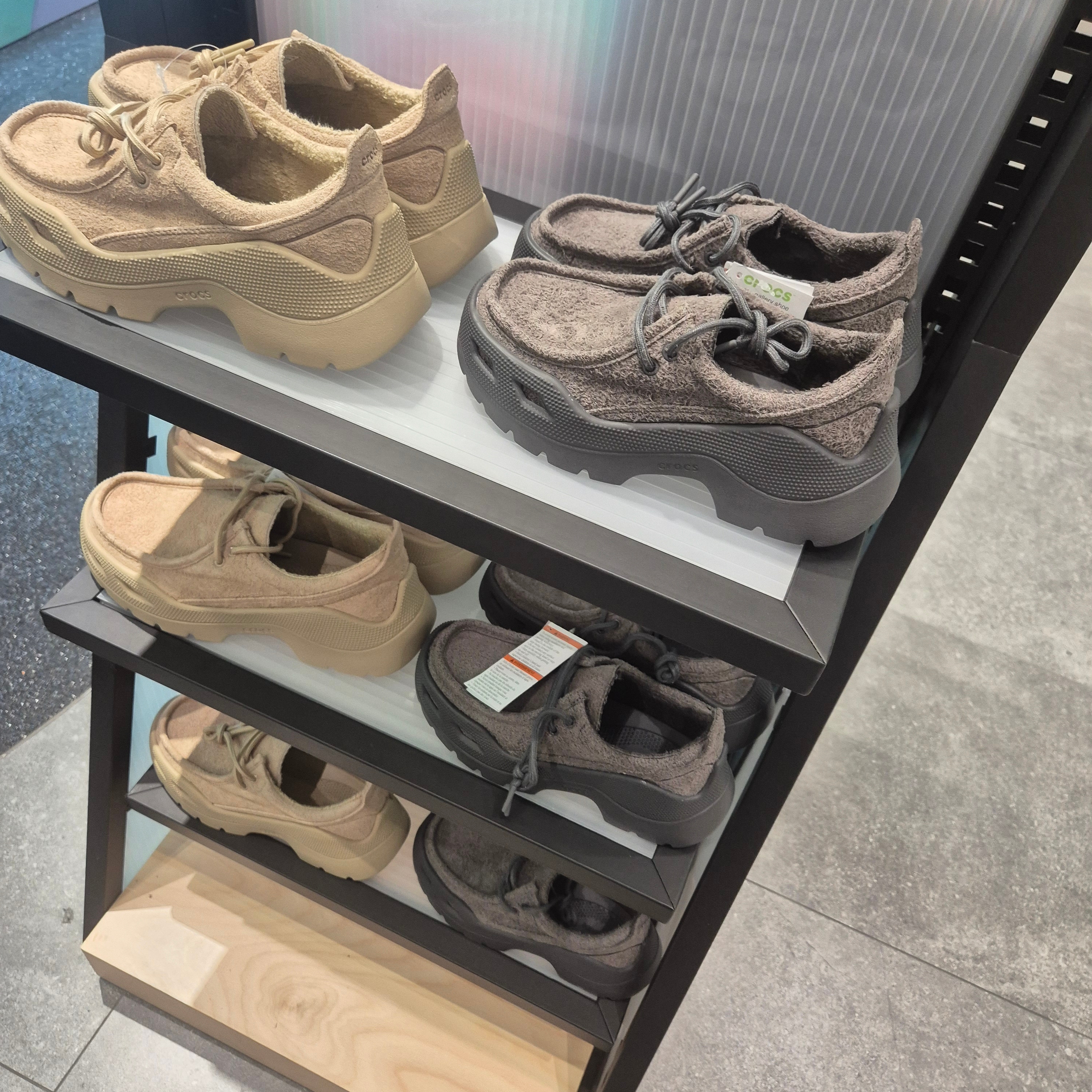 Crocs EXP Gallery Shoe Black Sand 착용 스타일