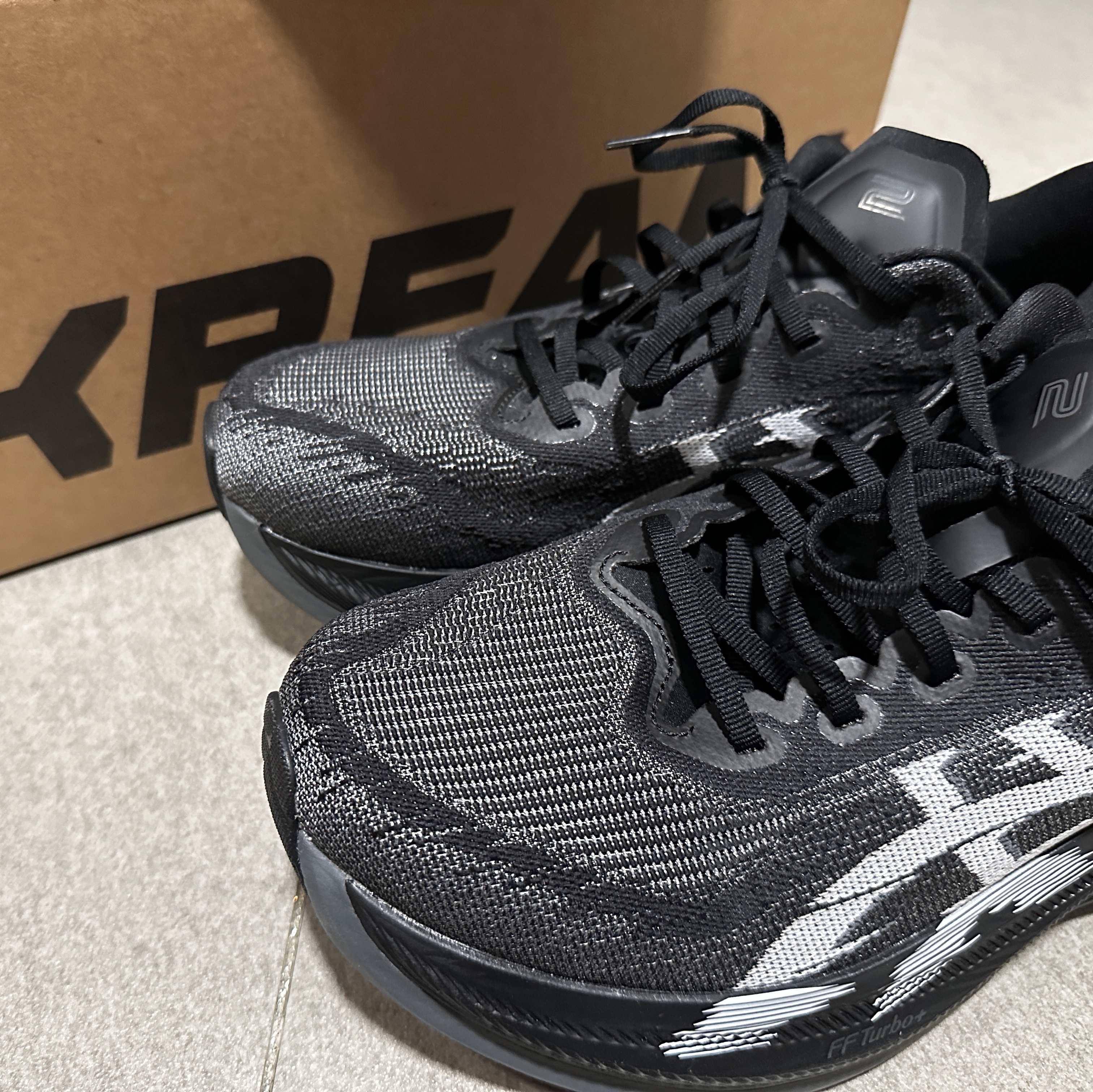 Asics Superblast 2 Black White 착용 스타일