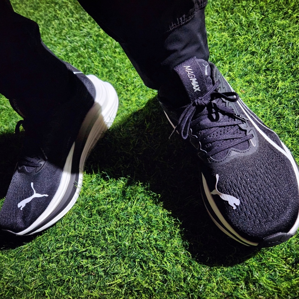 Puma Magmax Nitro Black White 착용 스타일 - 1