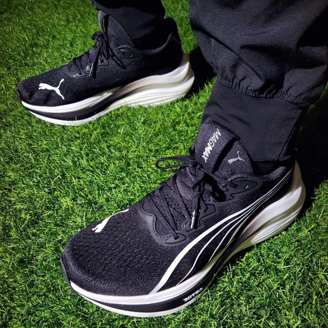 Puma Magmax Nitro Black White 착용 스타일 - 2
