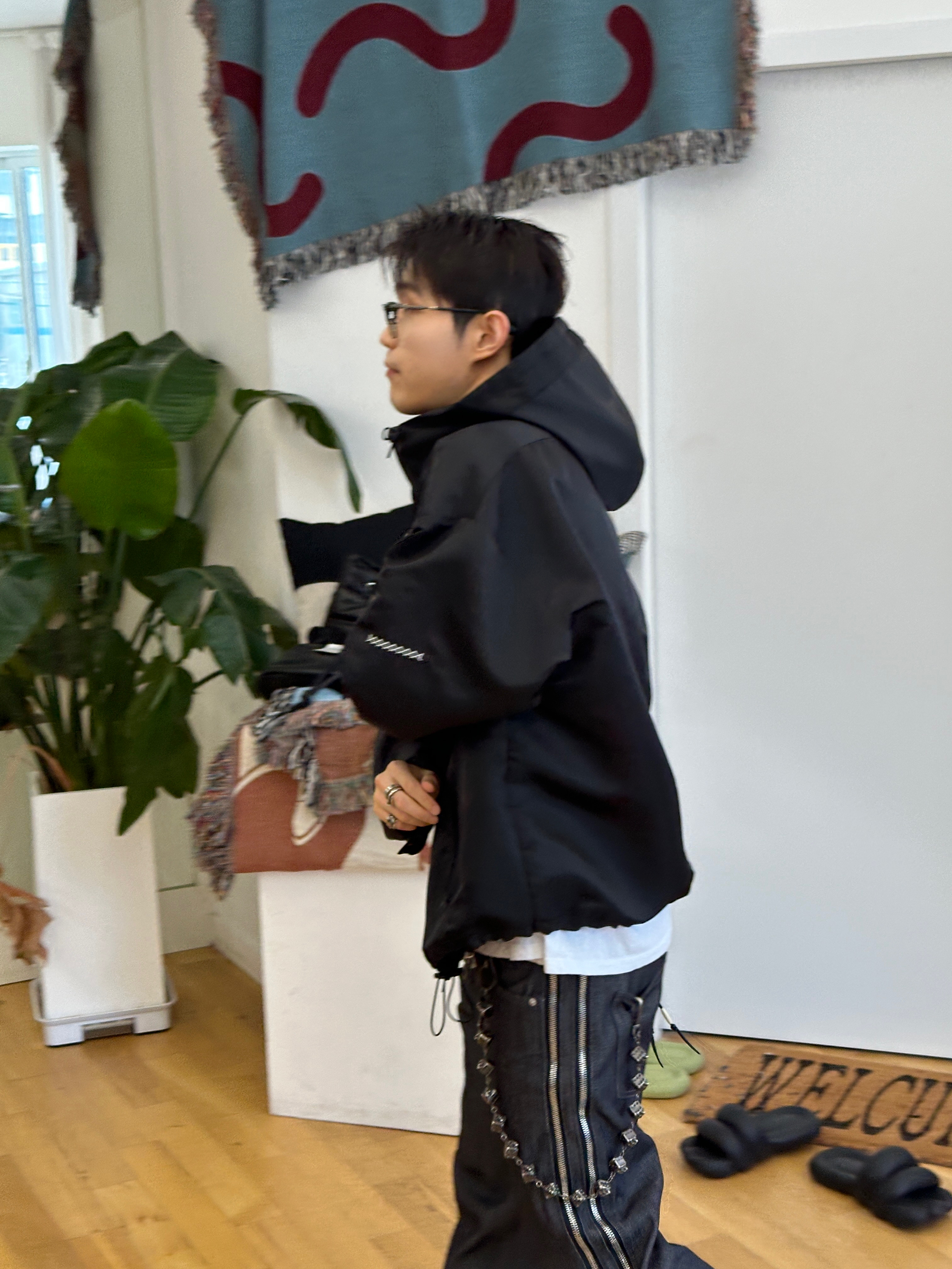 Junne J41 Shoulder Windbreaker Jacket Black, Junne J46 Fleece Zip-up Jacket Grey 착용 스타일 - 5