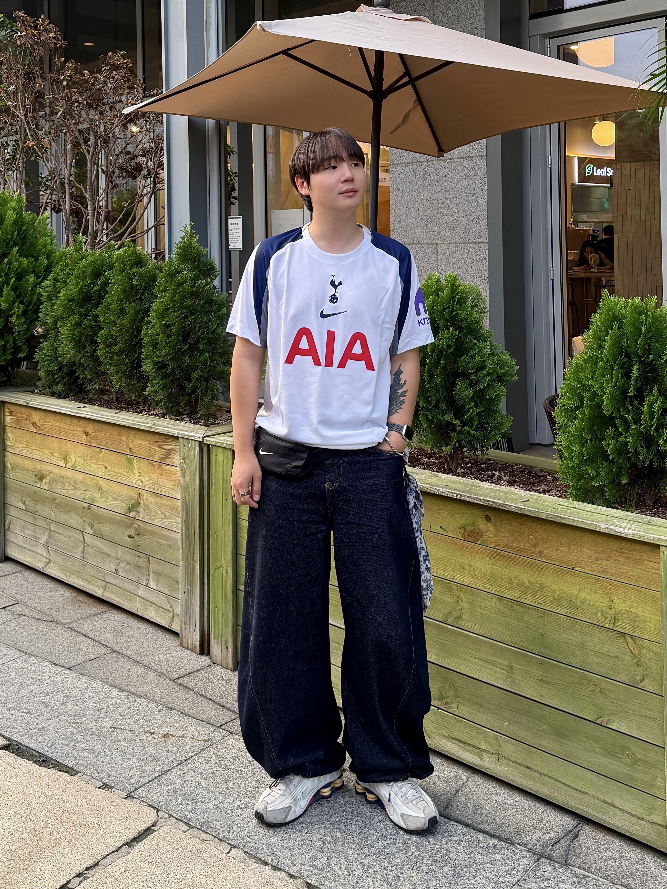 Nike Tottenham Hotspur 2025/26 Stadium Home Dri-Fit Football Replica Jersey White Light Iron Ore (Non Marking Ver.), Nike Shox R4 PRM Light Iron Ore and Phantom 착용 스타일 - 2