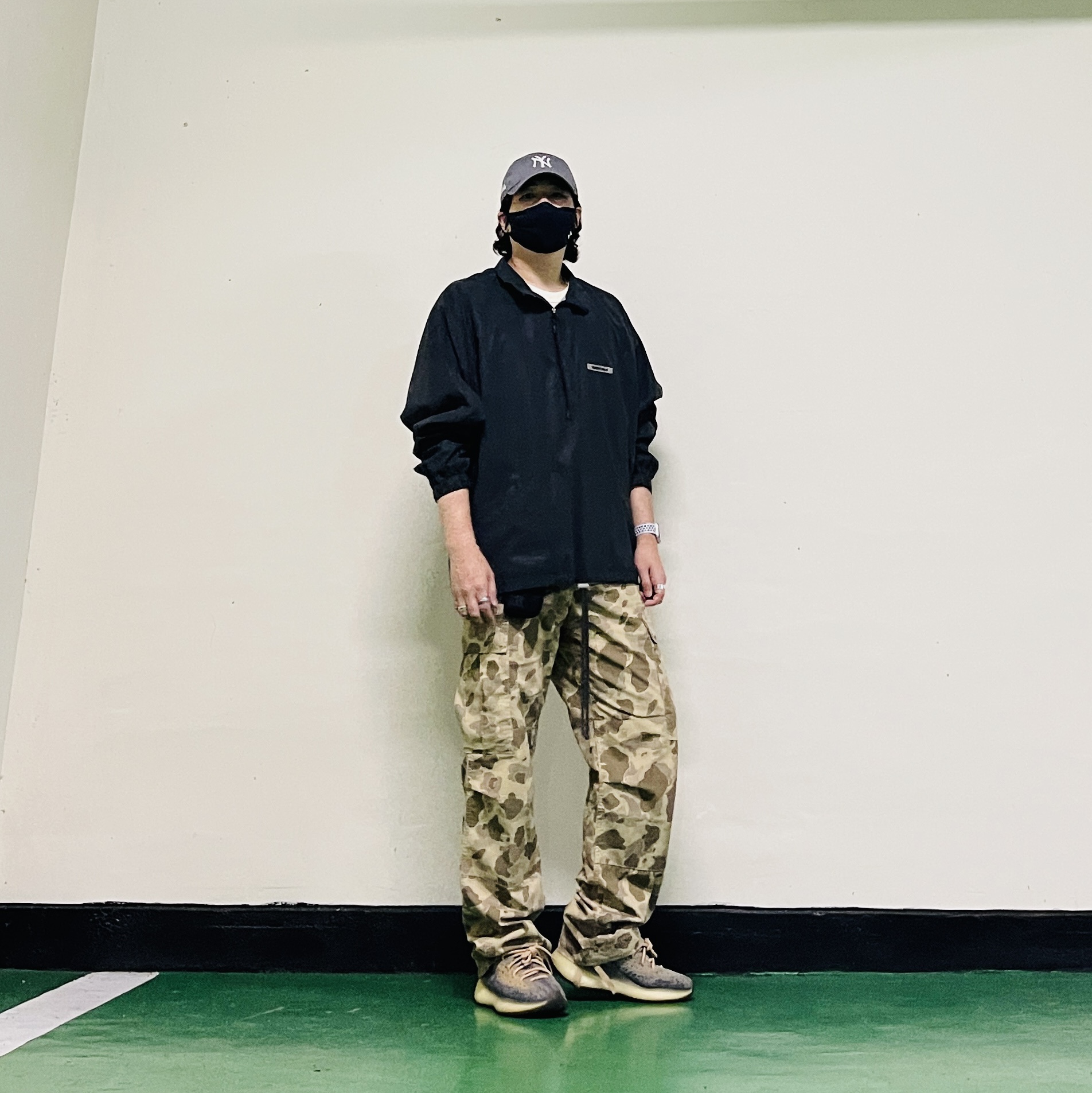 Essentials Track Jacket Black Reflective - 20FW, New Era x MoMA New York Yankees Cap Storm Gray 착용 스타일 - 4