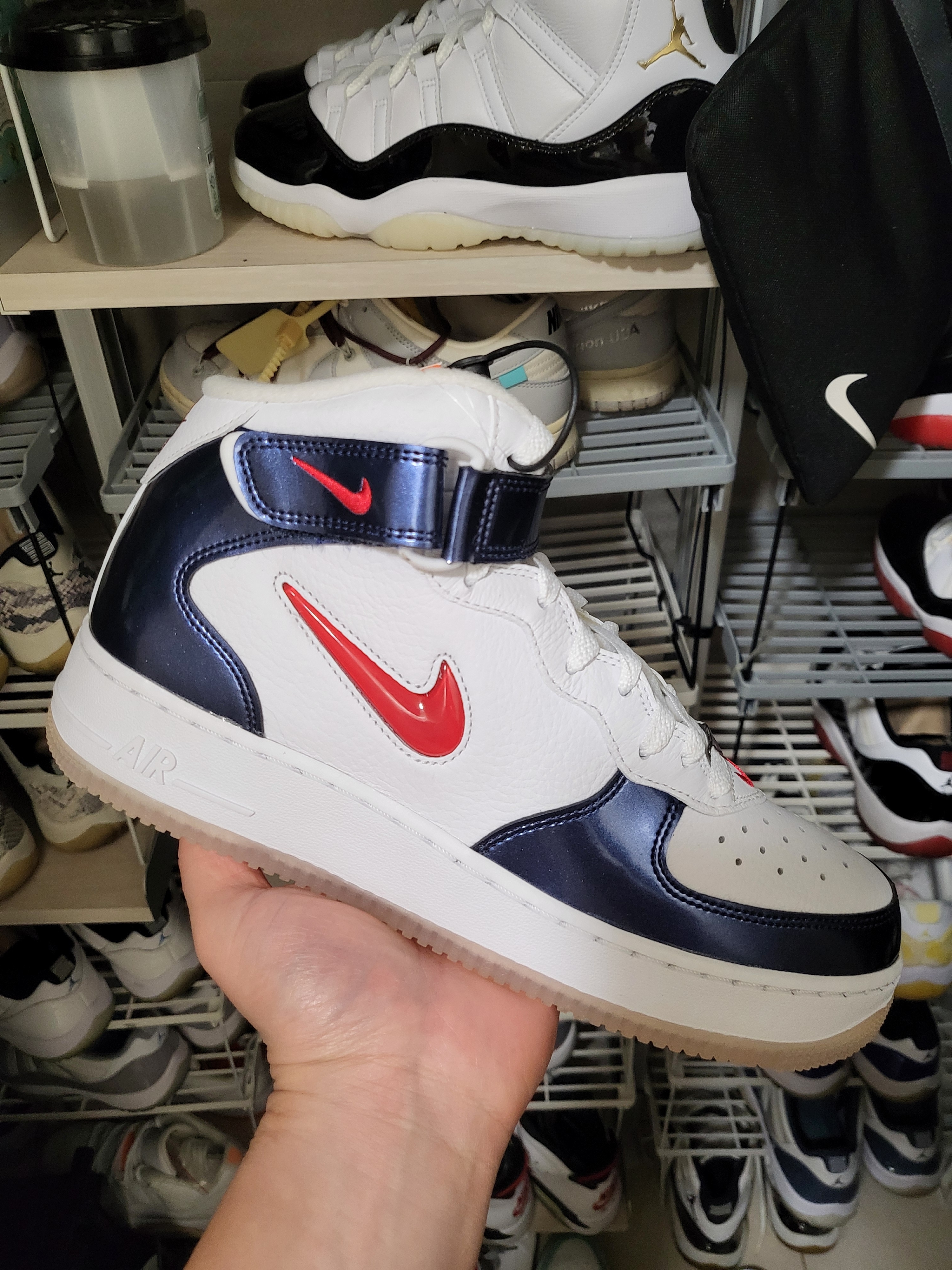 Nike Air Force 1 Mid QS University Red and Midnight Navy 착용 스타일 - 1
