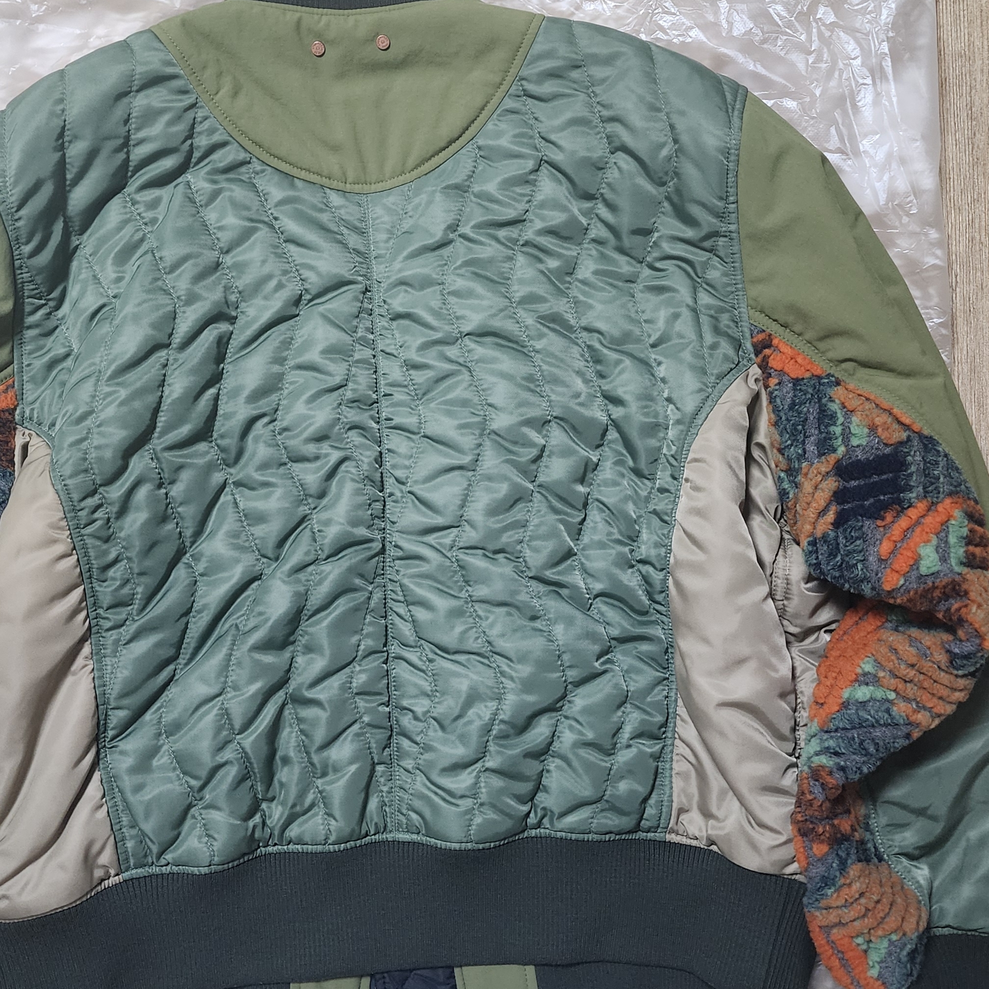 Andersson Bell x Asics Contrast Quilting Bomber Jacket Khaki 착용 스타일
