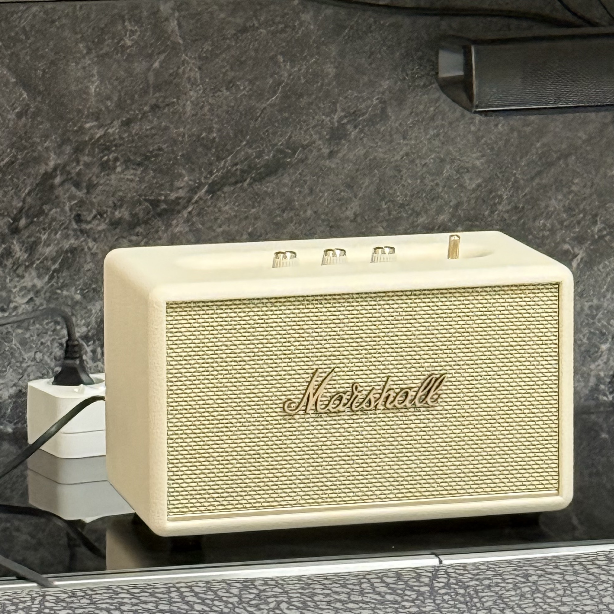 Marshall Acton III Bluetooth Cream (Korean Ver.) 착용 스타일