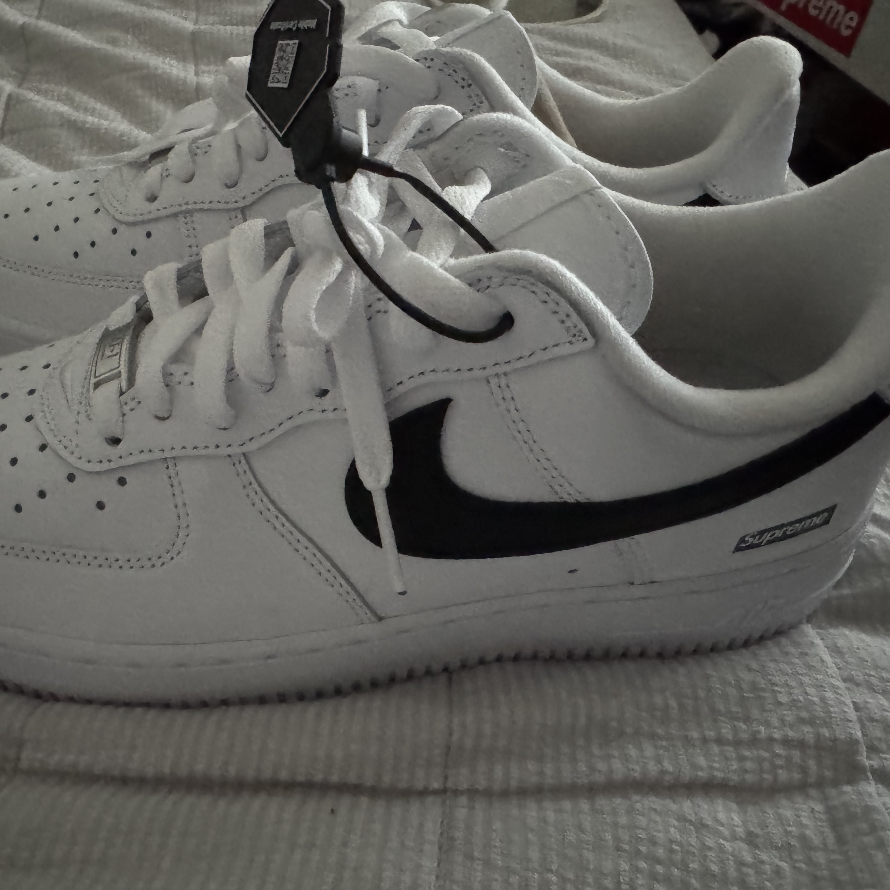 Nike x Supreme Air Force 1 Low White 착용 스타일 - 2
