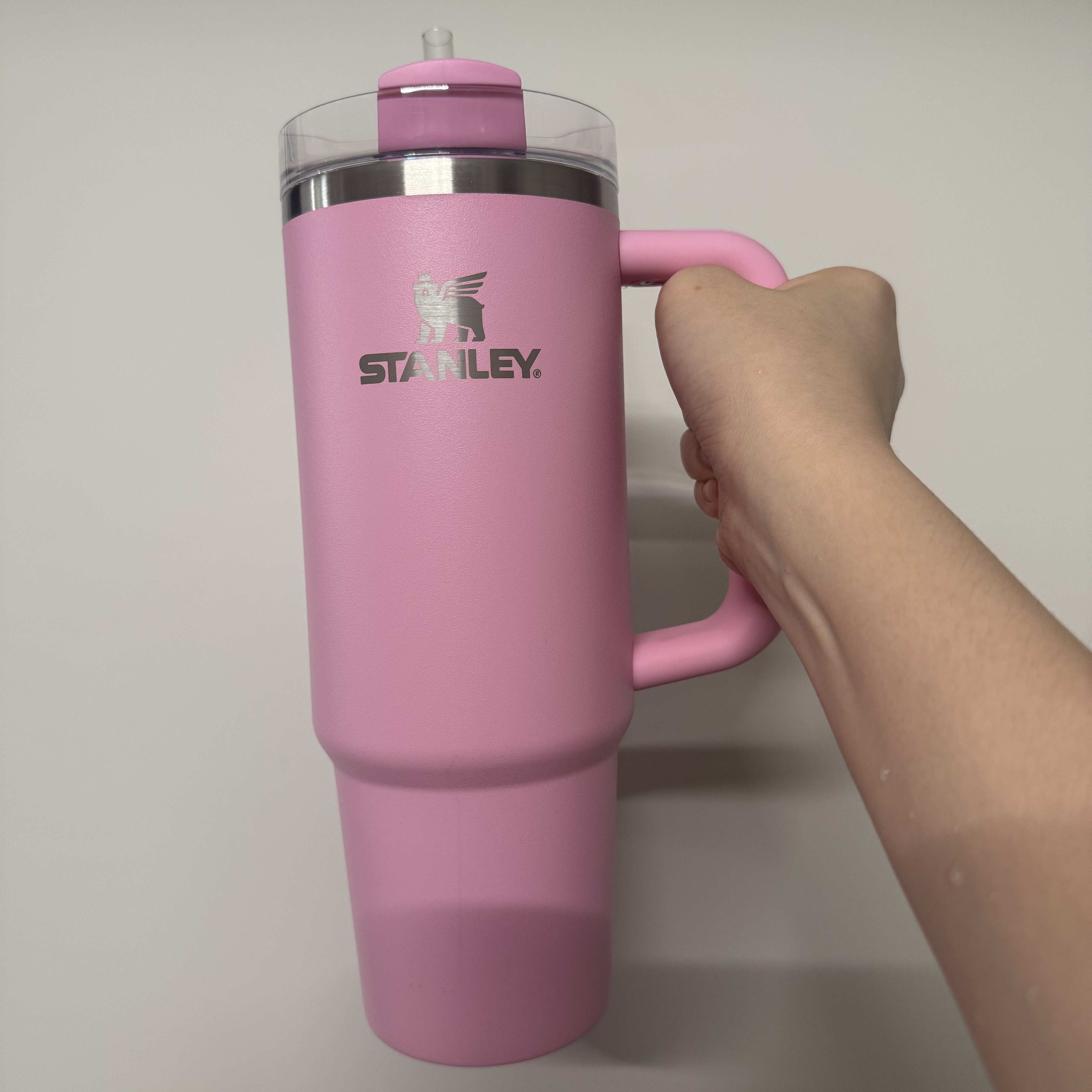 Stanley The Quencher H2.0 FlowState Tumbler 887ml Sizzling Pink 착용 스타일