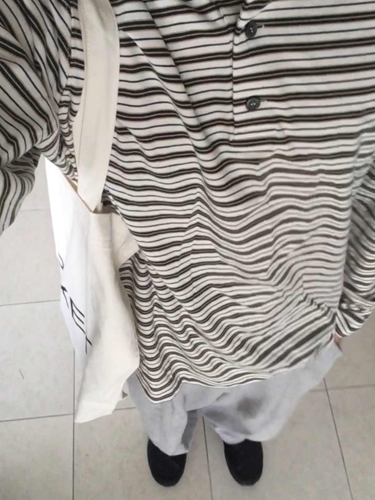 Arket Canvas Tote Bag Off White, Salomon RX Snug Black Magnet 착용 스타일