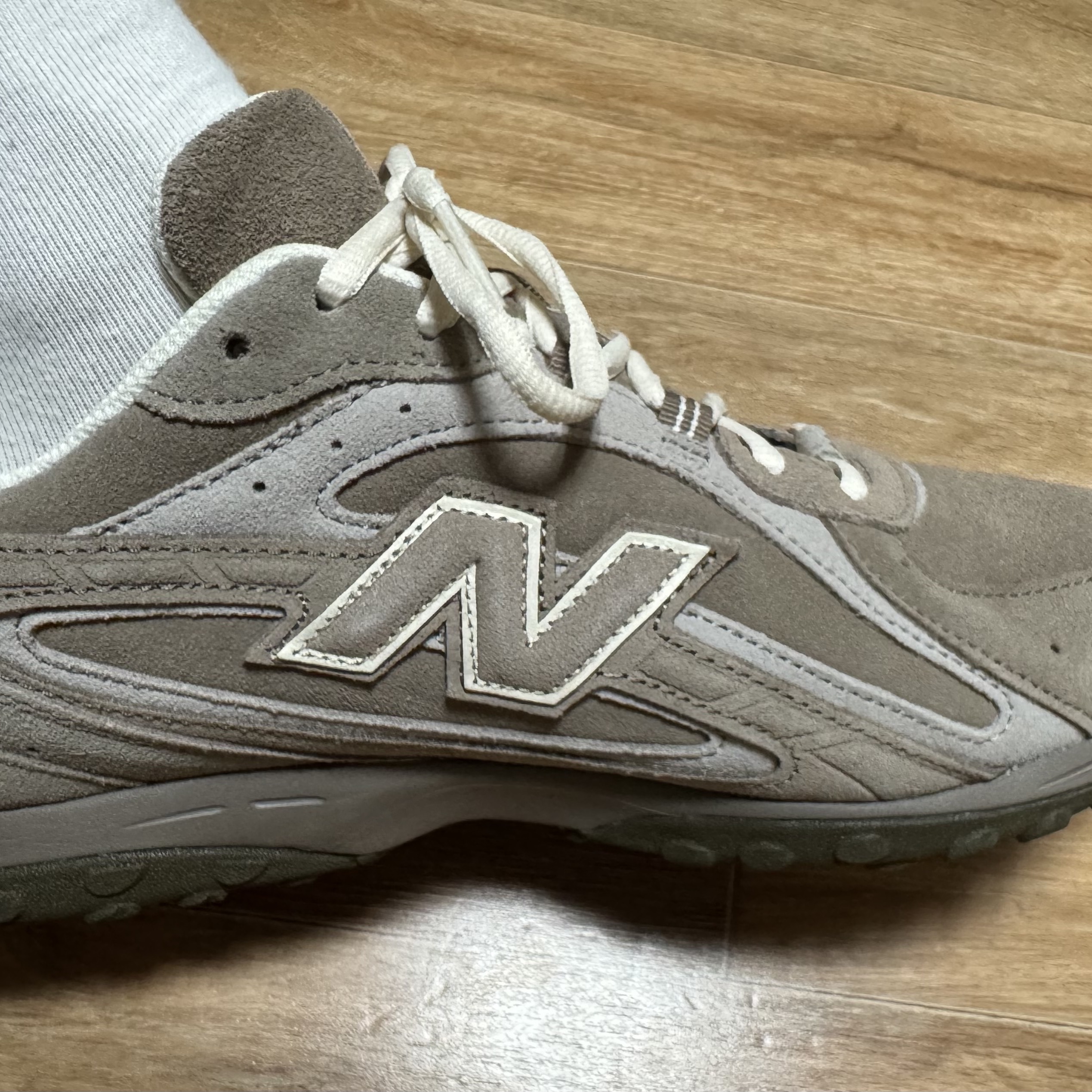 New Balance 204L Suede Mushroom Arid Stone 착용 스타일 - 2