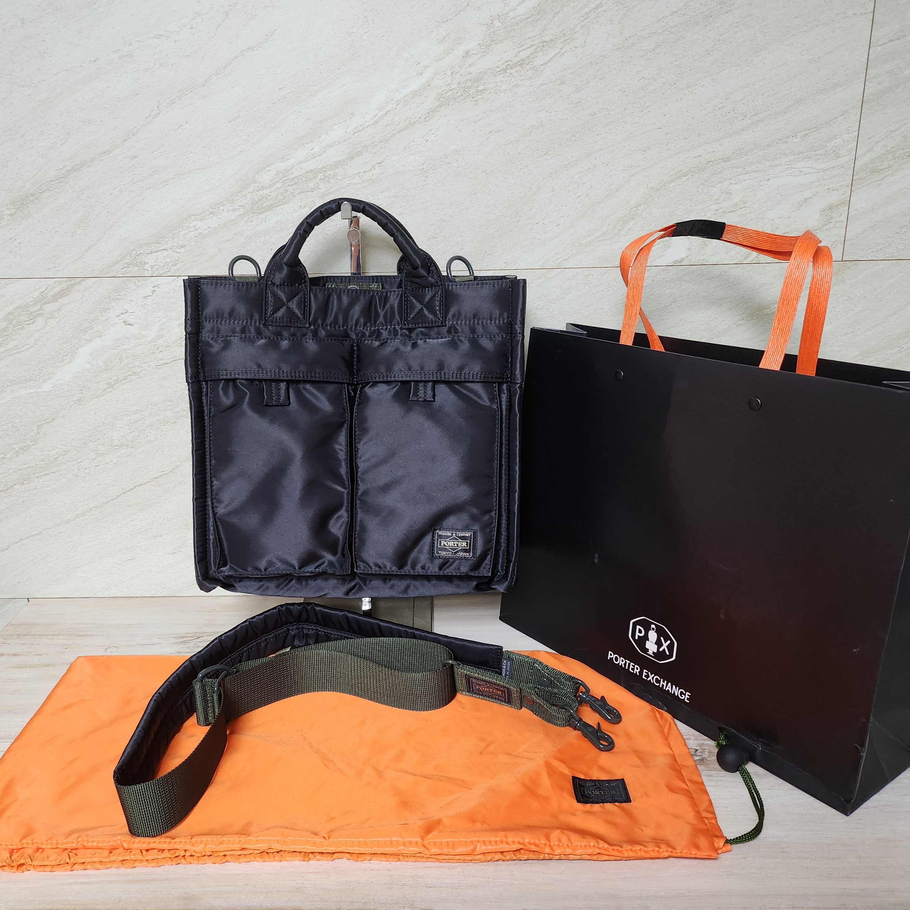 Porter Carrying Equipment Strap 40 Black, Porter PX Tanker Carrying Equipment Strap 50 Black 착용 스타일 - 1