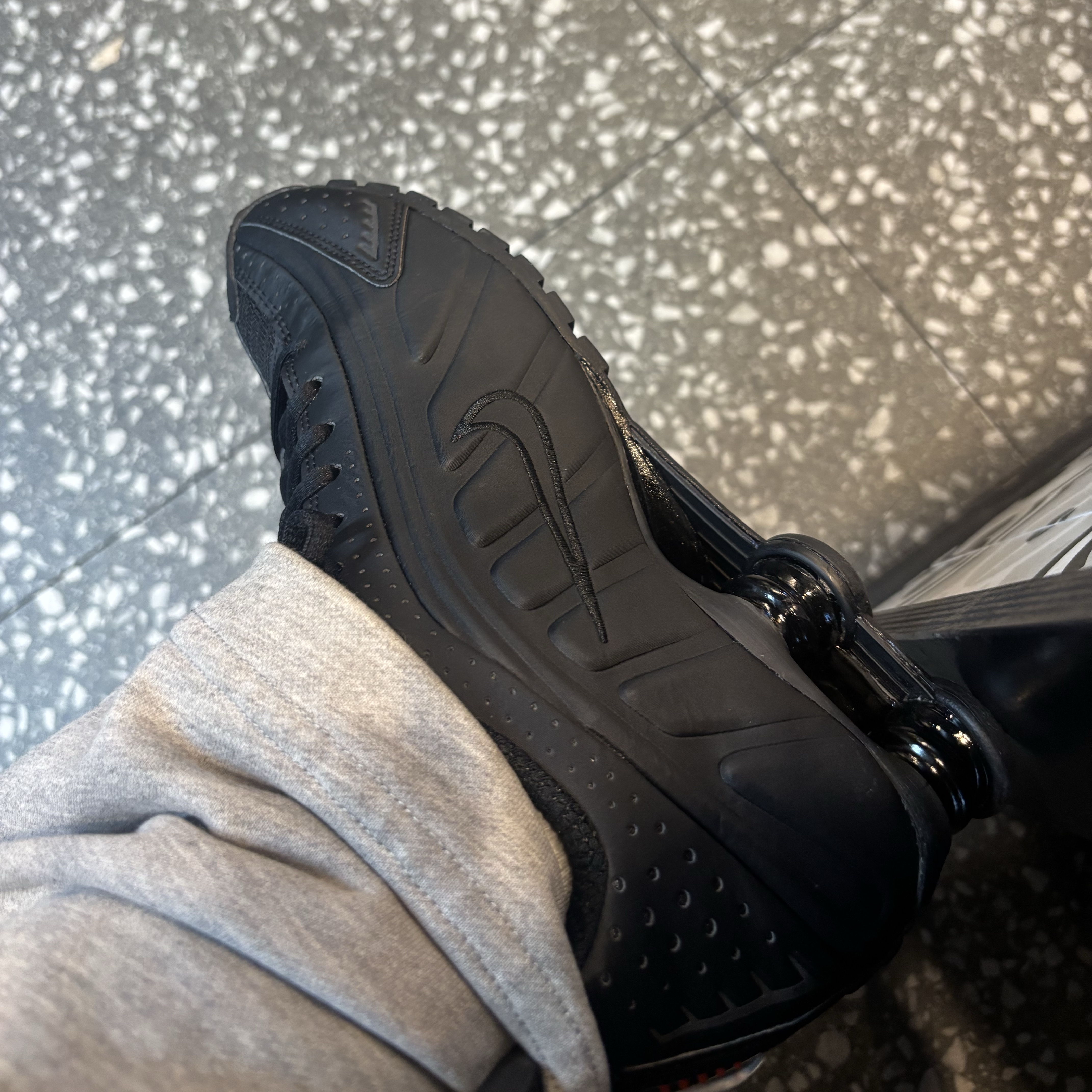 (W) Nike Shox R4 Black 착용 스타일 - 2