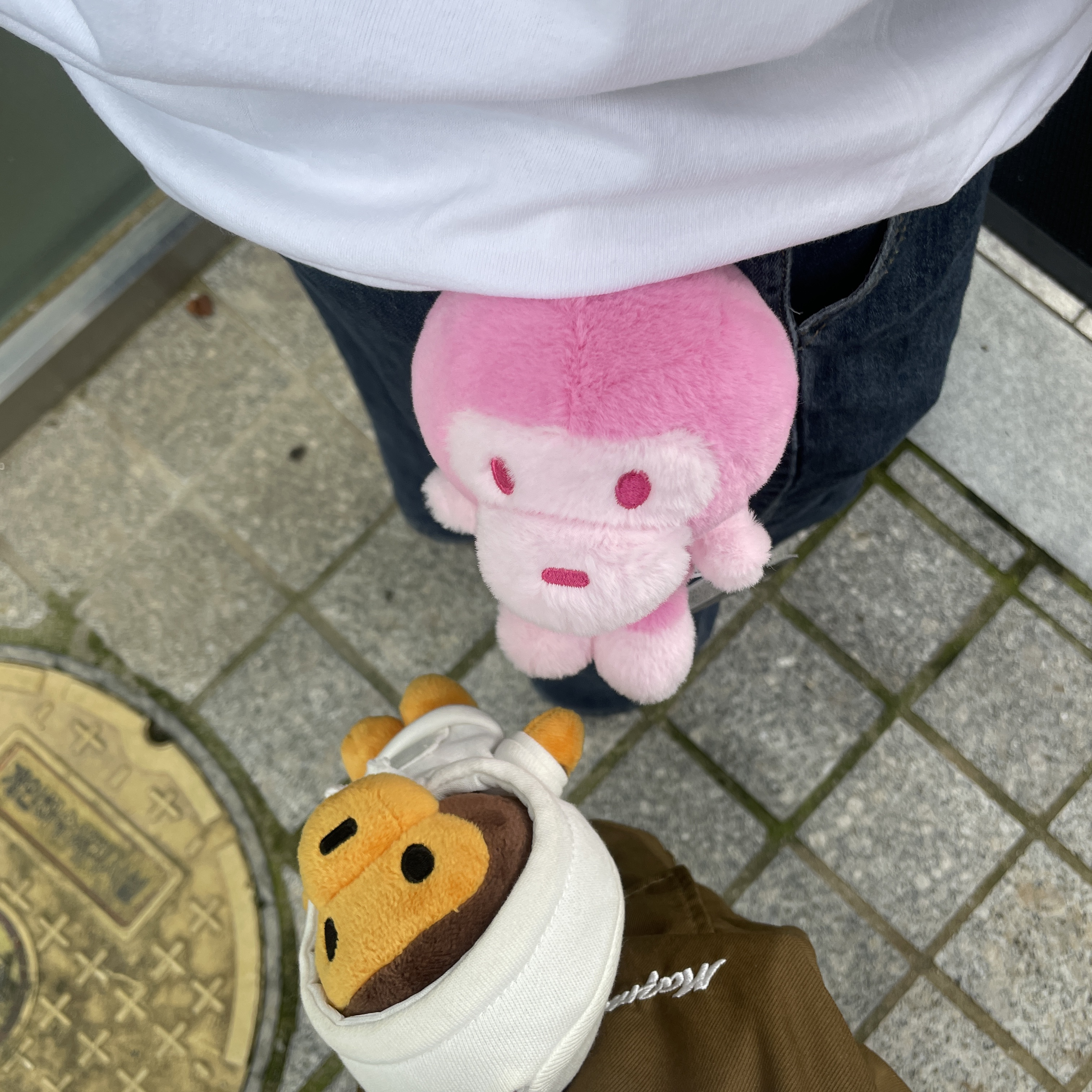 BAPE Baby Milo Plush Doll Keychain Light Pink, BAPE Baby Milo Plush Doll Keychain White 착용 스타일 - 1