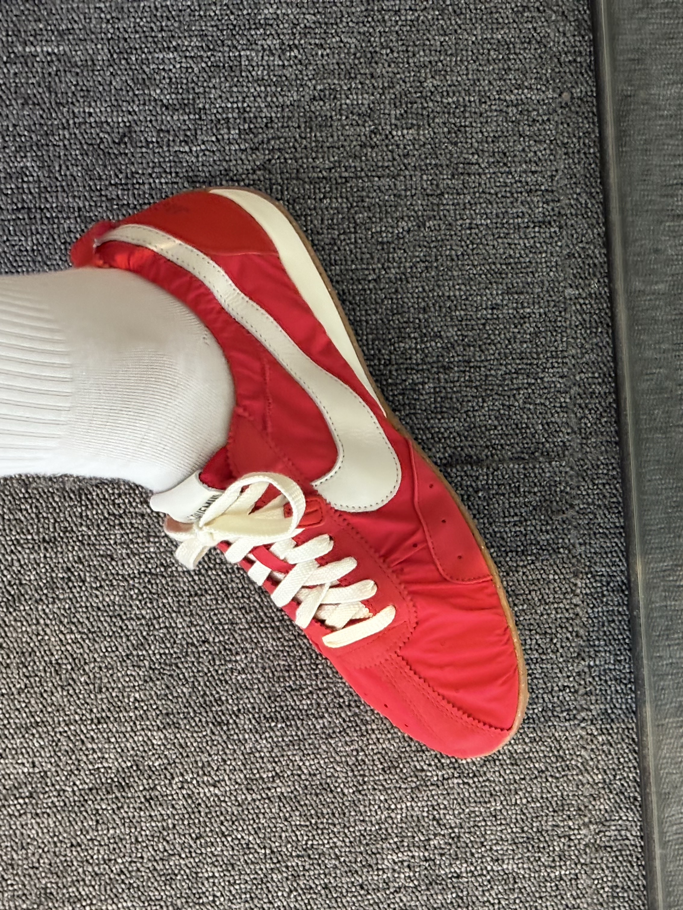 Nike x Jacquemus Moon Shoe SP University Red and Bicycle Yellow, Marspocket Applique Crush Cap Black 착용 스타일 - 2
