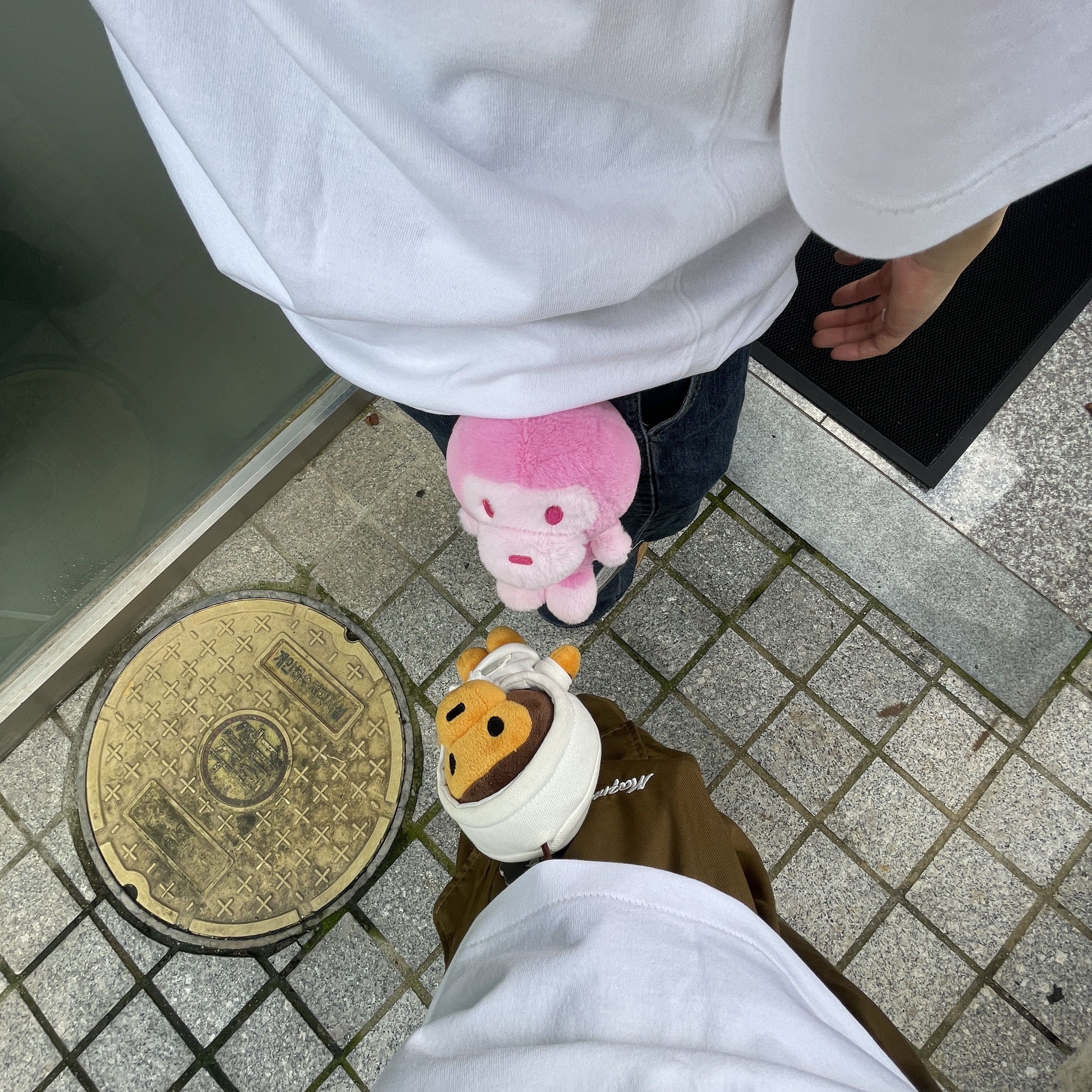 BAPE Baby Milo Plush Doll Keychain Light Pink, BAPE Baby Milo Plush Doll Keychain White 착용 스타일 - 2