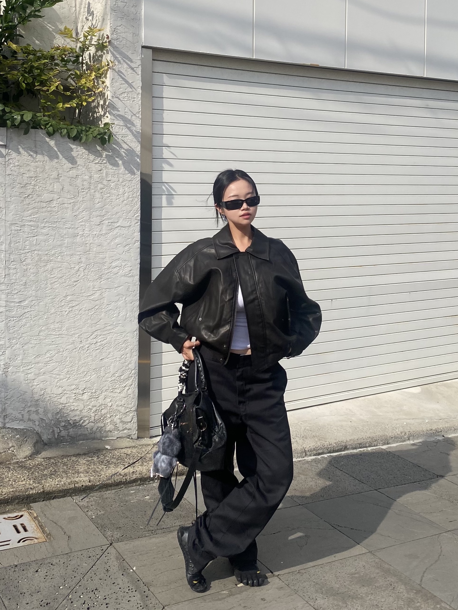 (W) Vibram Fivefingers V-Train 2.0 Black, Balenciaga Le City Medium Bag Black 착용 스타일