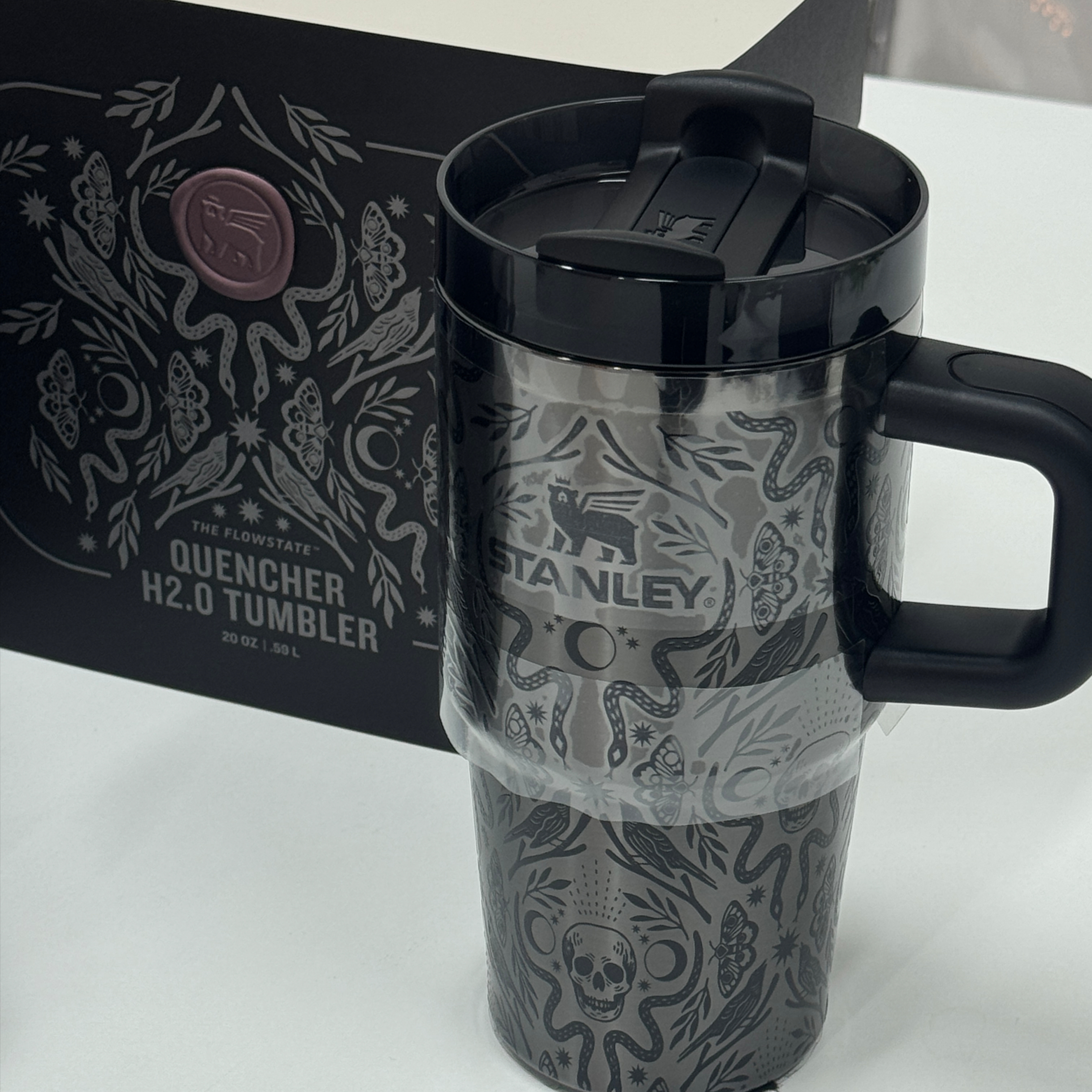 Stanley The Halloween Quencher H2.0 Flowstate Tumbler 591ml Deadly Damask 착용 스타일 - 4