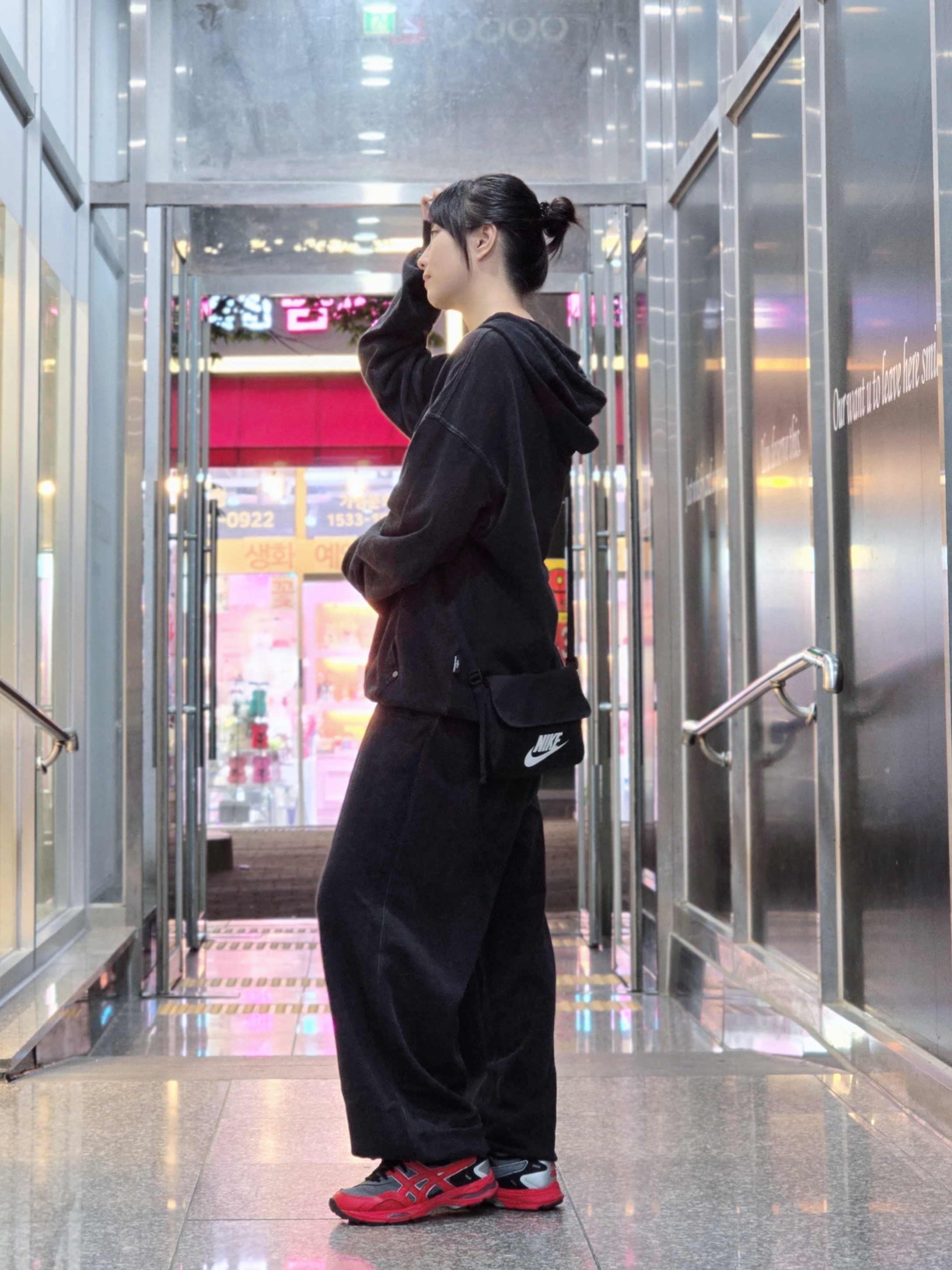 Nike NSW Futura 365 Crossbody Bag 3L Black, Asics HS2-S Gel-MC Plus Classic Red 착용 스타일
