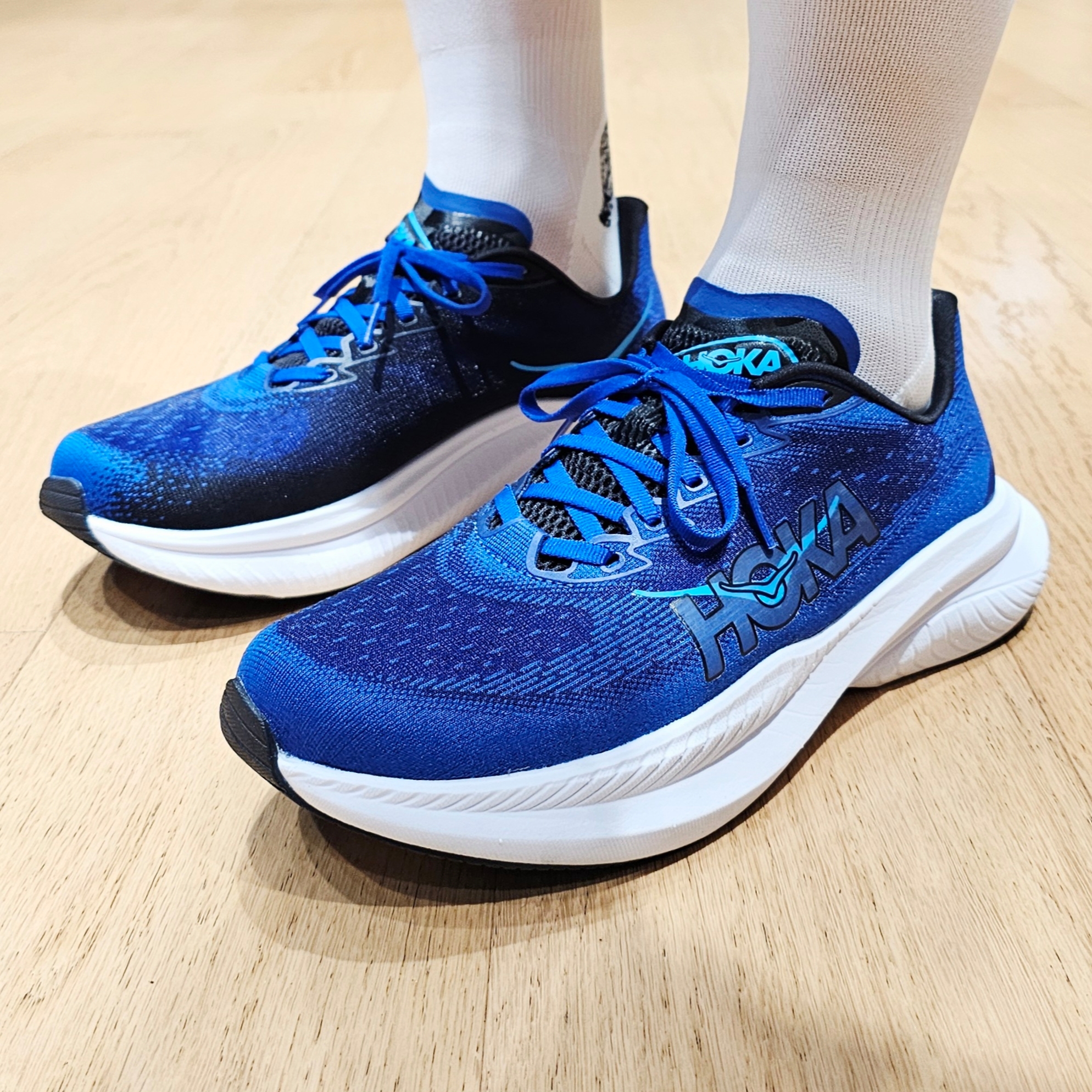 Hoka Mach 6 Black Night Sky - Wide 착용 스타일