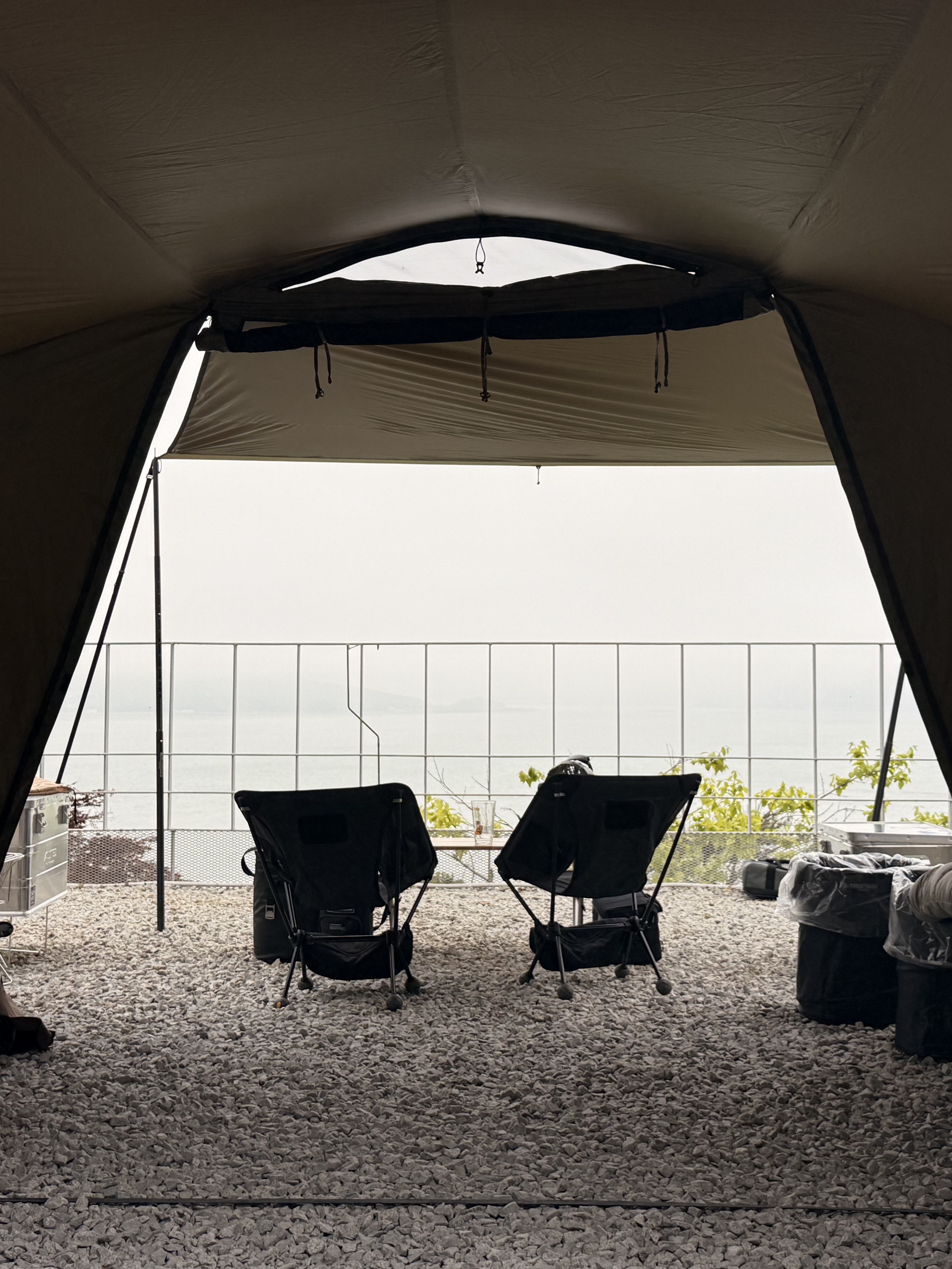 Helinox Tactical V-Tarp 4.0 R1 Coyote Tan, Helinox Tactical Chair Black 착용 스타일 - 3