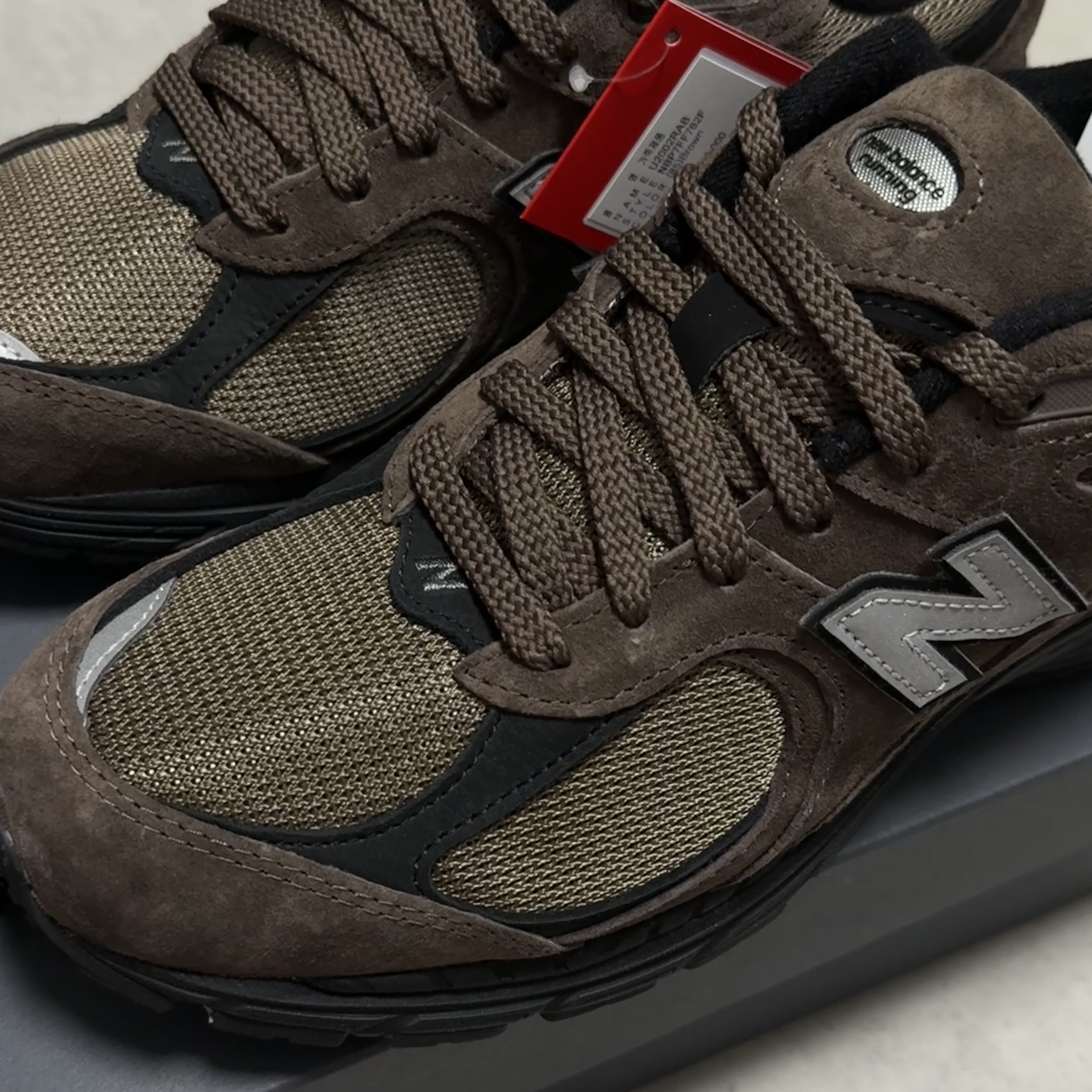 New Balance 2002R Brown Black 착용 스타일 - 2