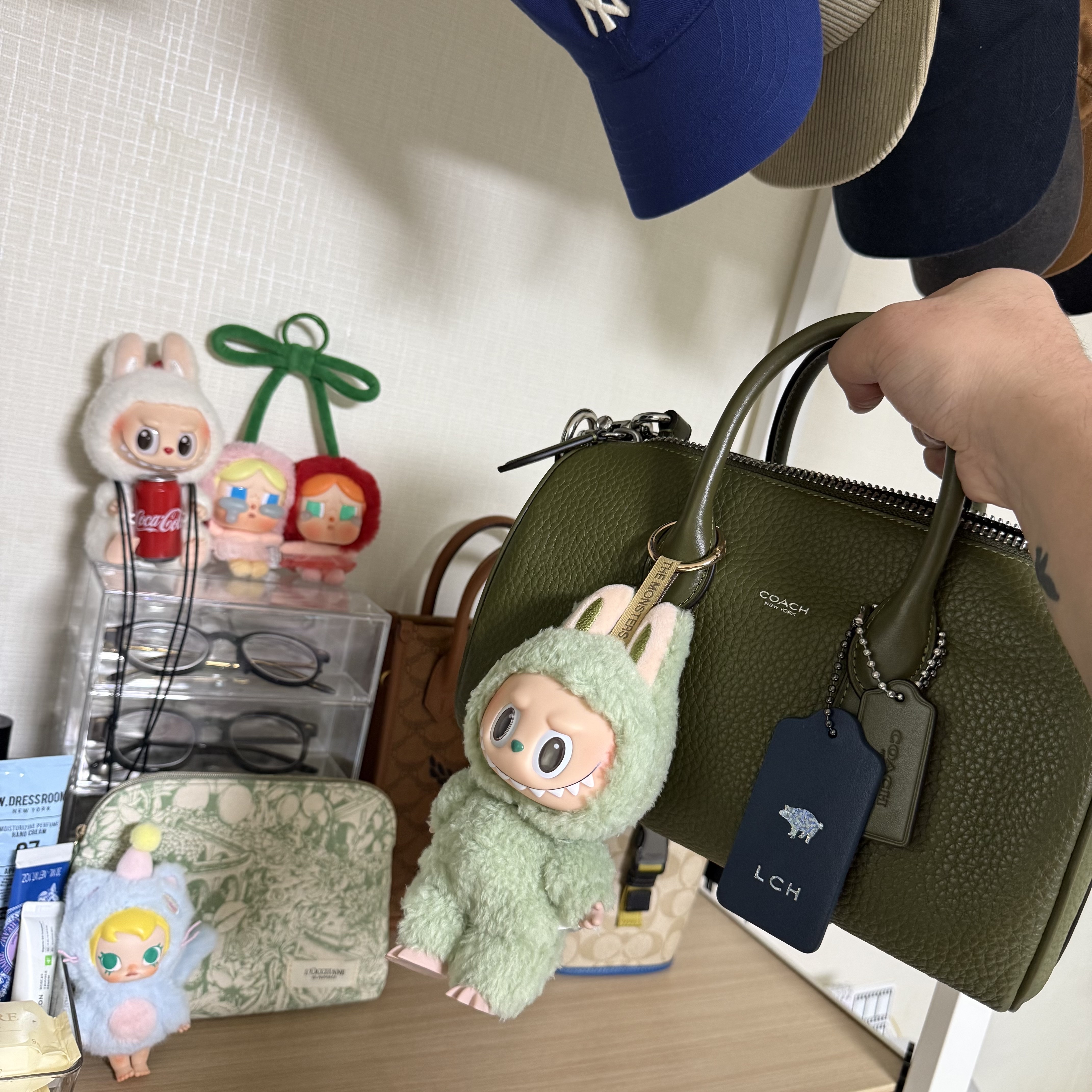 Pop Mart Labubu The Monsters Labubu Tasty Macarons Series Green Grape Keyring, Pop Mart Baby Molly Pocket Friends Series Vinyl Plush Pendant Feeling Blue (Opened Case) 착용 스타일 - 1