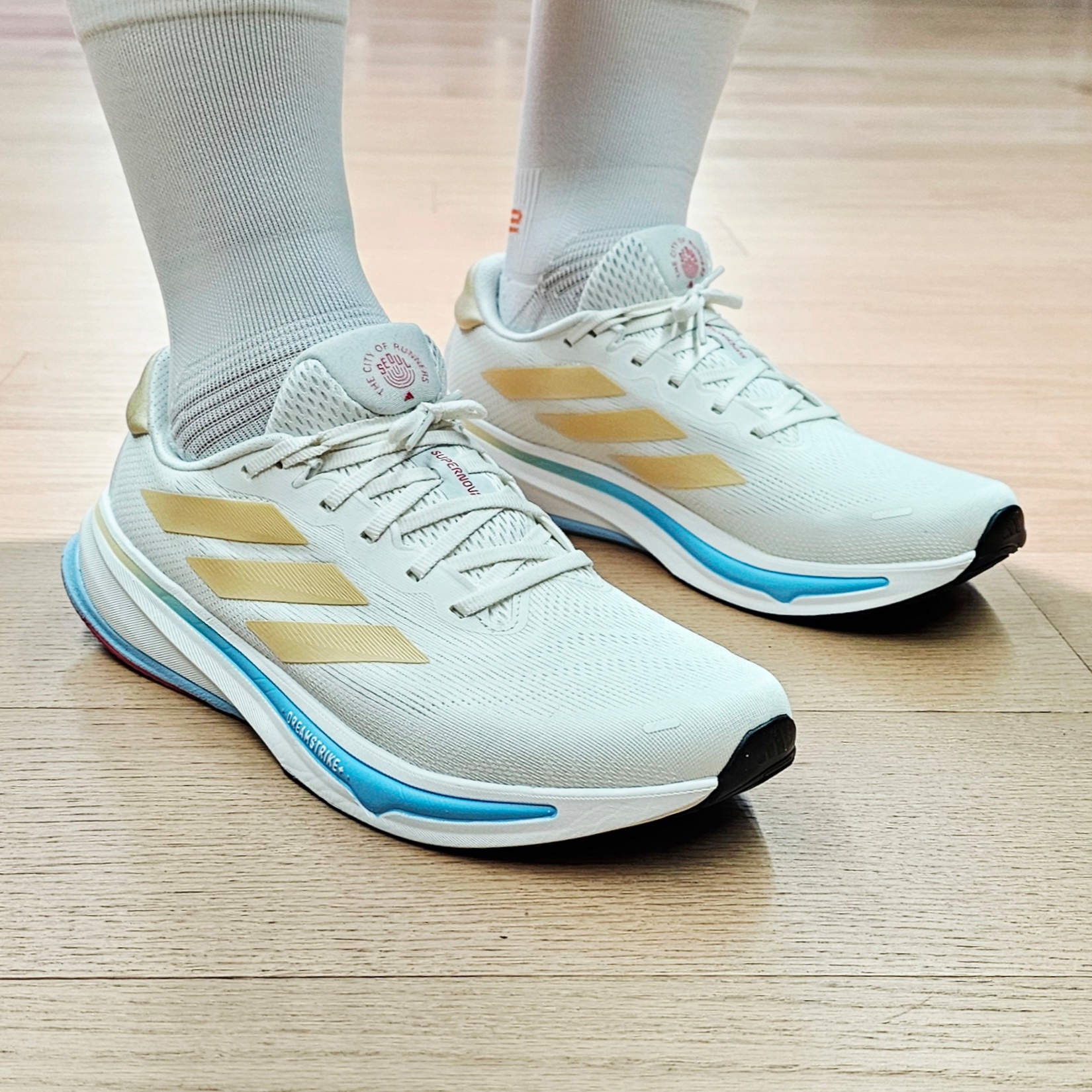 Adidas Supernova Rise 2 Off White Orange Tint 착용 스타일