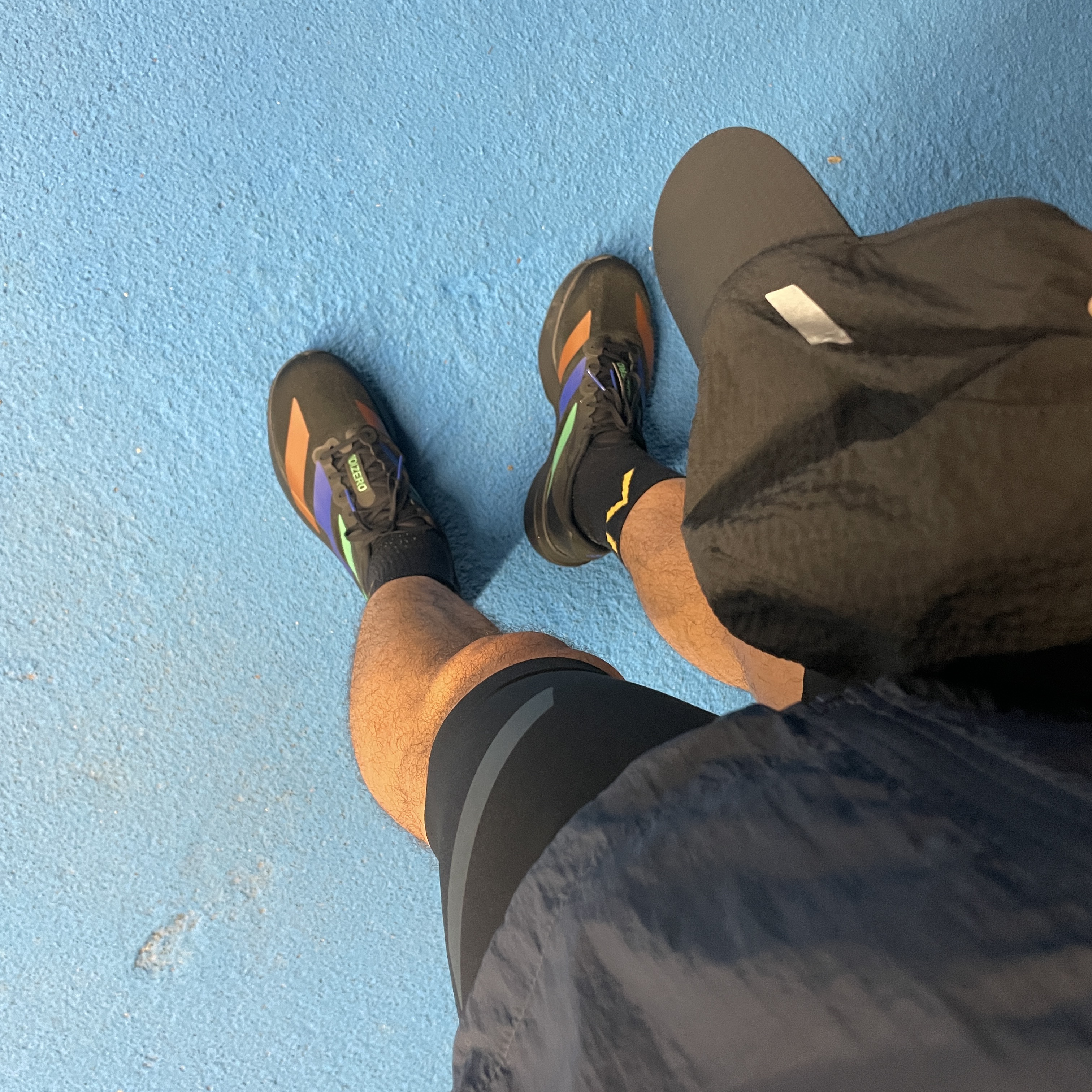 Adidas x Pharrell Williams Humanrace Adizero Adios EVO SL Core Black Semi Court Green, Soar Running Dart Cap Black 착용 스타일 - 1