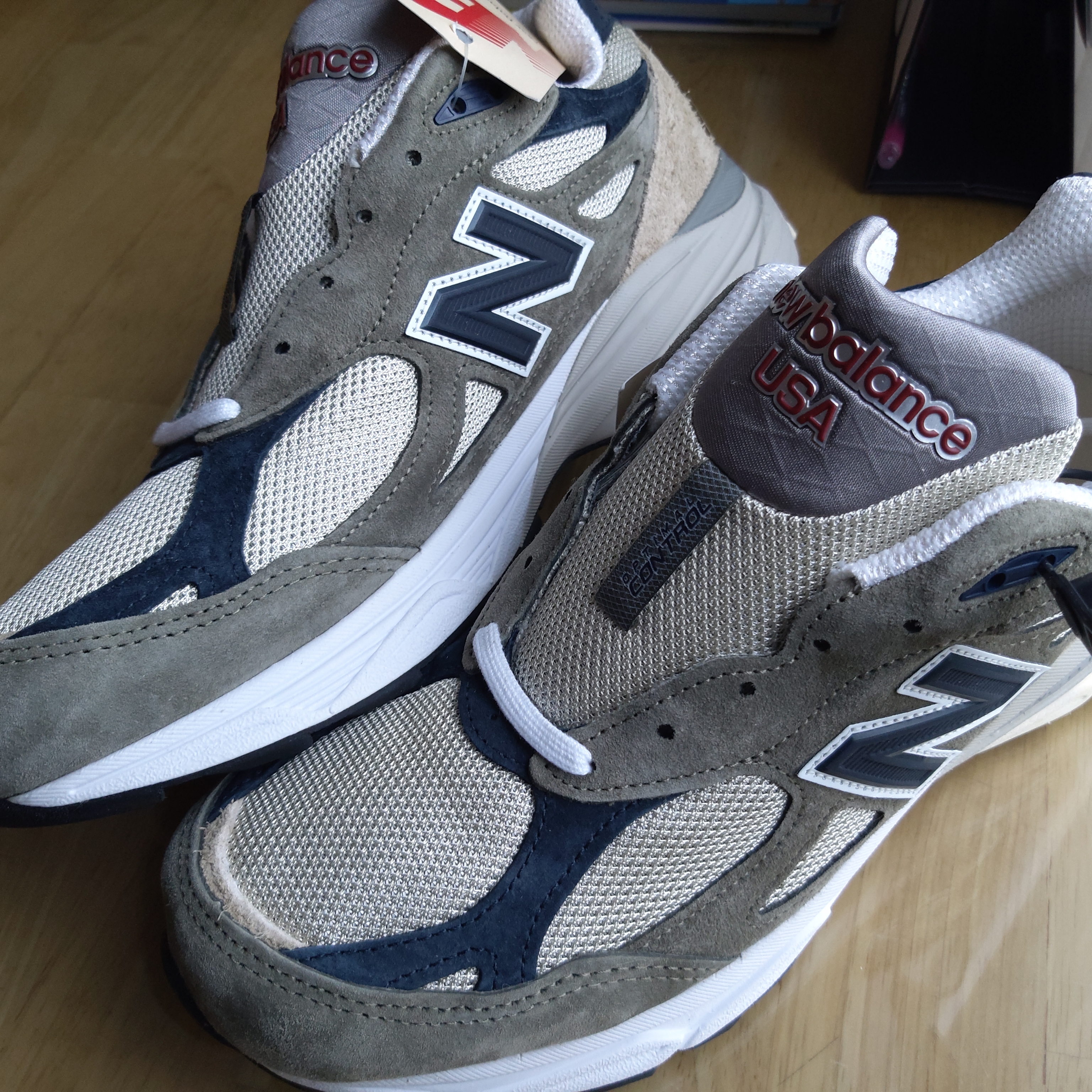New Balance 990v3 Made in USA Olive 착용 스타일 - 3