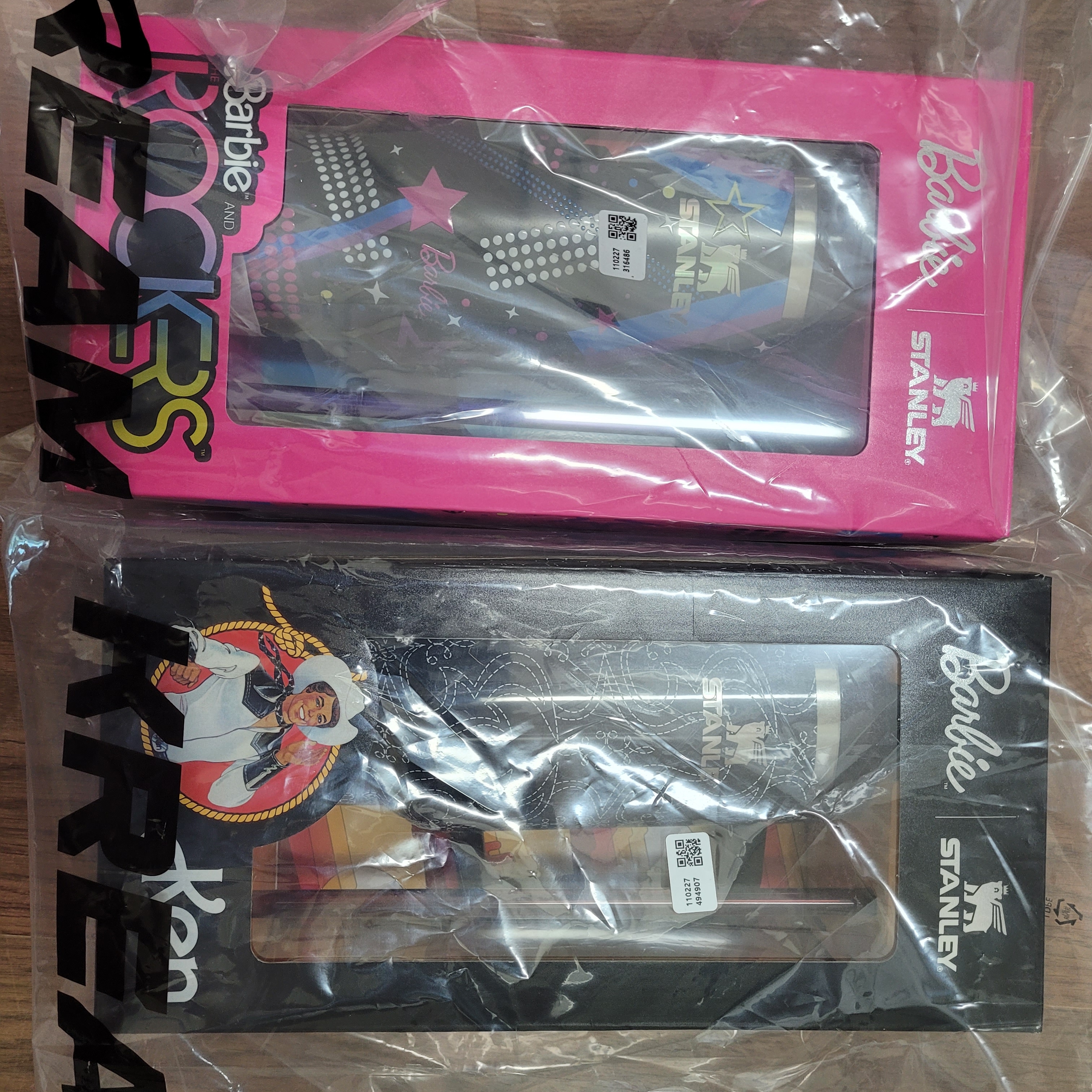 Stanley x Barbie Quencher H2.0 FlowState Tumbler 1.18L 80’s Western Ken Midnight Black, Stanley x Barbie Quencher H2.0 FlowState Tumbler 1.18L 80’s Rockers Black 착용 스타일 - 2