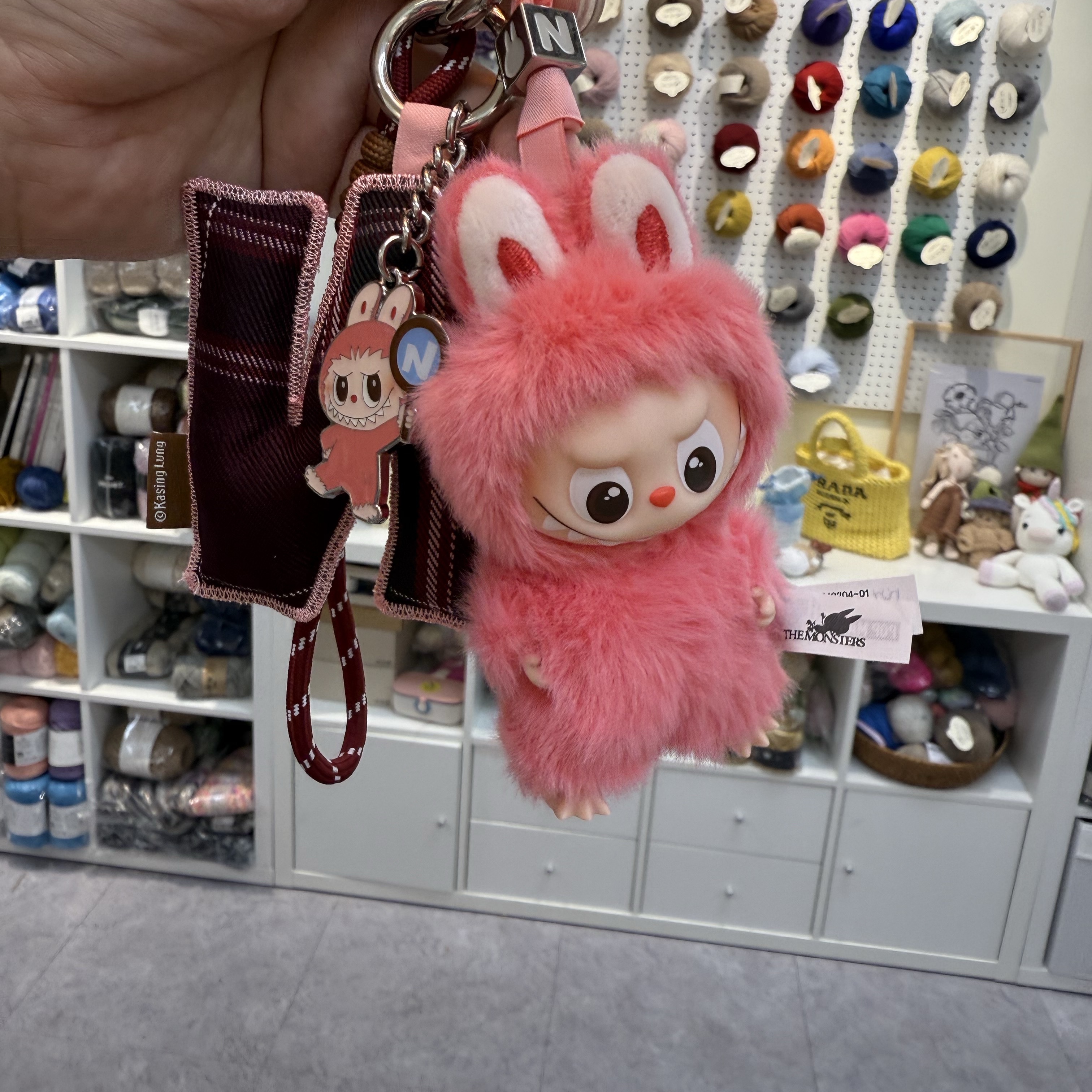 Pop Mart Labubu The Monsters Pin For Love Series Vinyl Plush Pendant Sealed Case (N-Z) (14 Blind Boxes) 착용 스타일 - 1