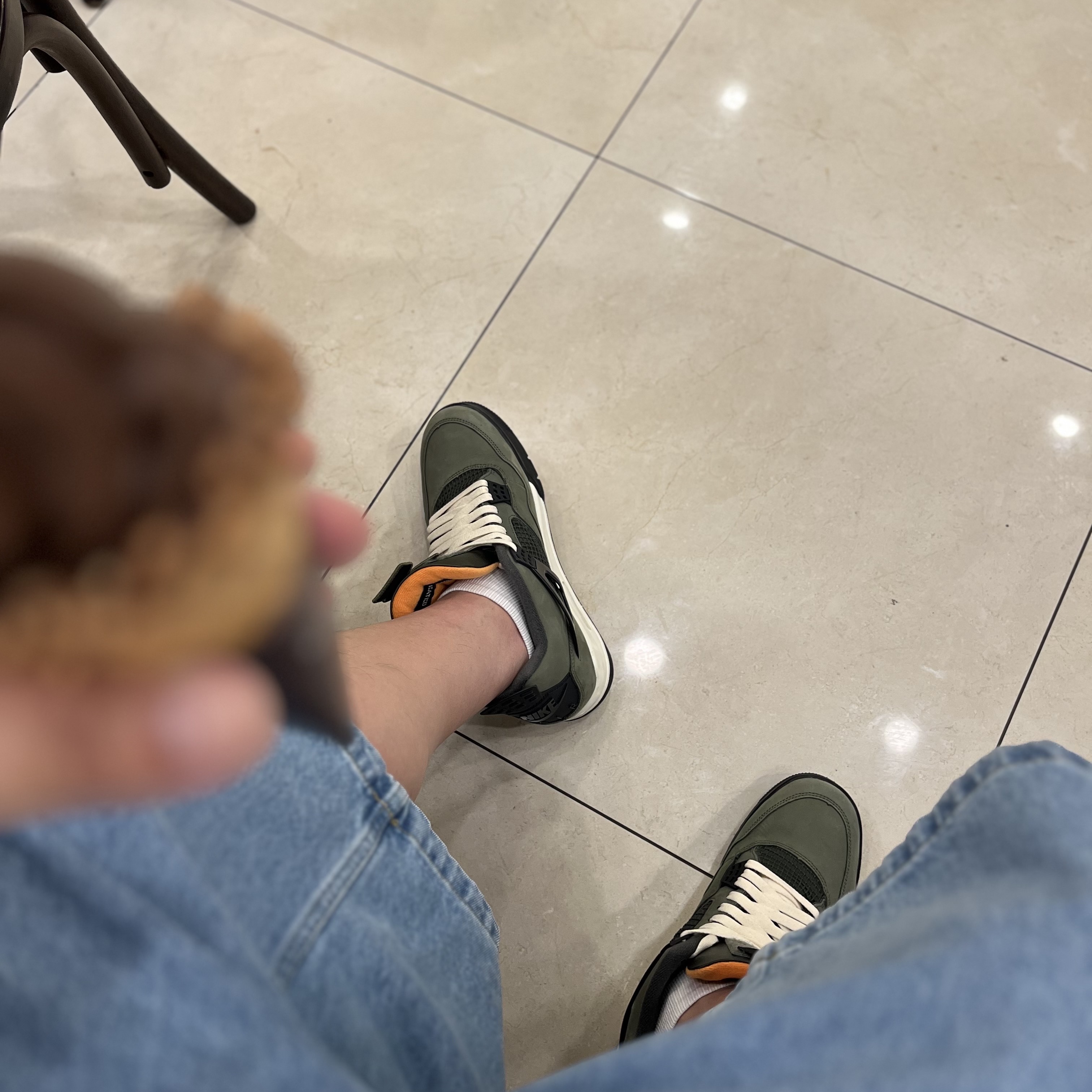 Jordan 4 x Undefeated Retro OG SP Deep Green and Clementine 착용 스타일 - 2