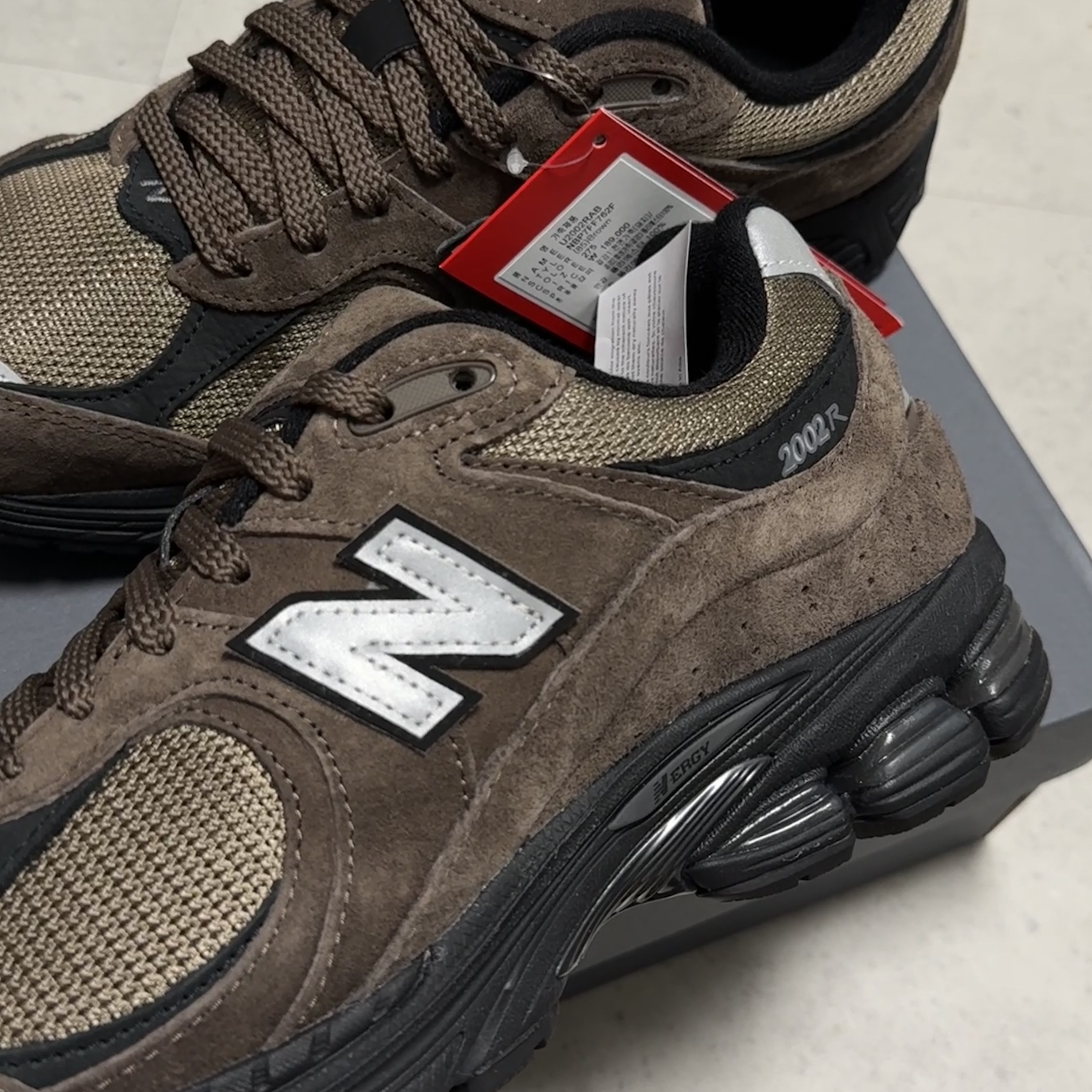 New Balance 2002R Brown Black 착용 스타일 - 1