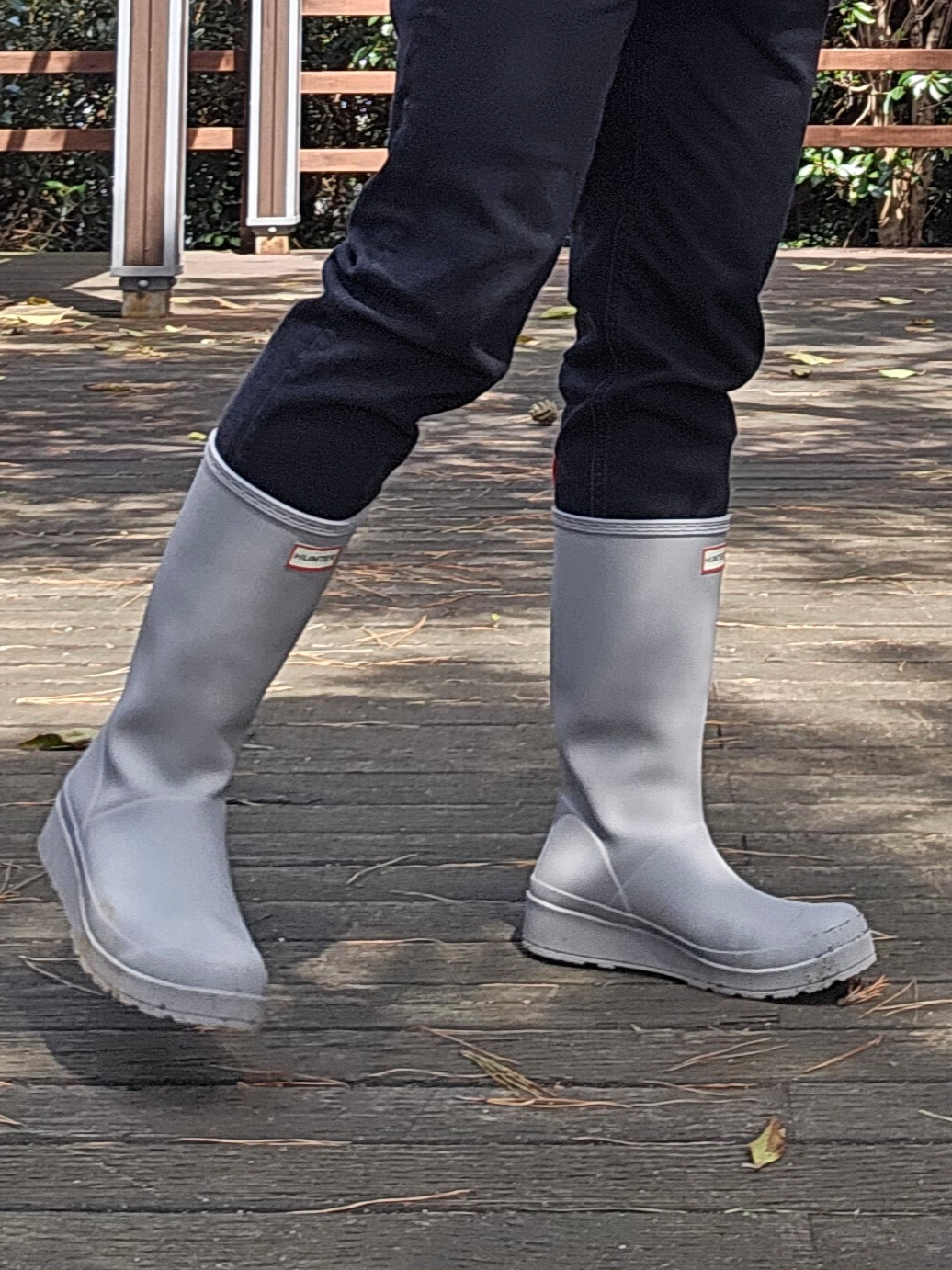 (W) Hunter Play Tall Wellington Rain Boots Zinc Grey, (W) Hunter Play Tall Wellington Rain Boots Black 착용 스타일 - 3