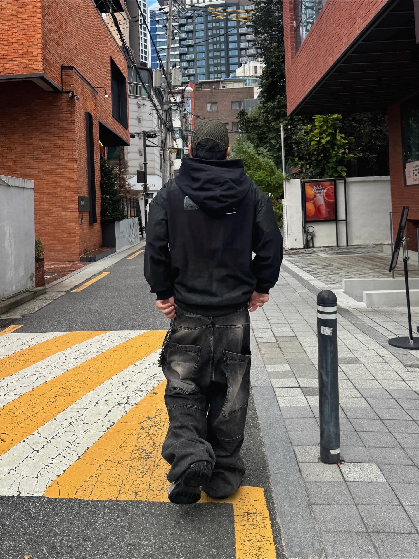 Balenciaga Gaffer Zip-Up Hoodie Small Fit Black 착용 스타일
