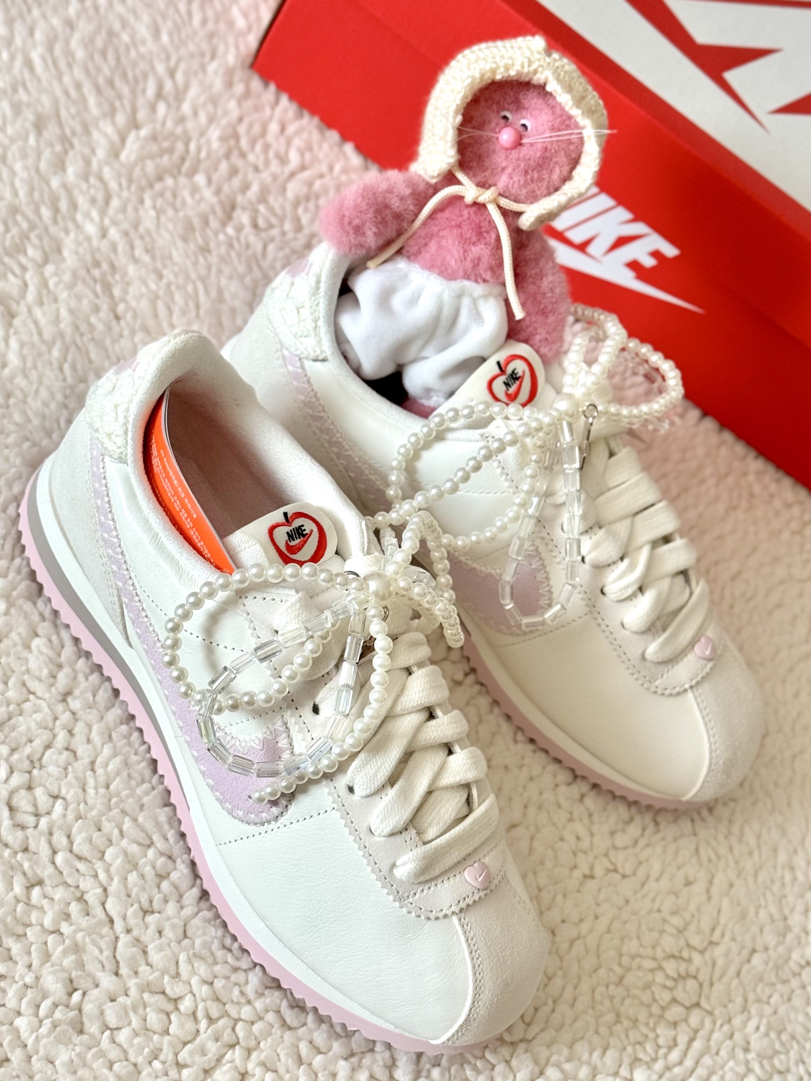 (W) Nike Cortez Valentine's Day Sail Pink Foam, COS Quilted Crossbody Messenger Bag Light Grey 착용 스타일 - 1