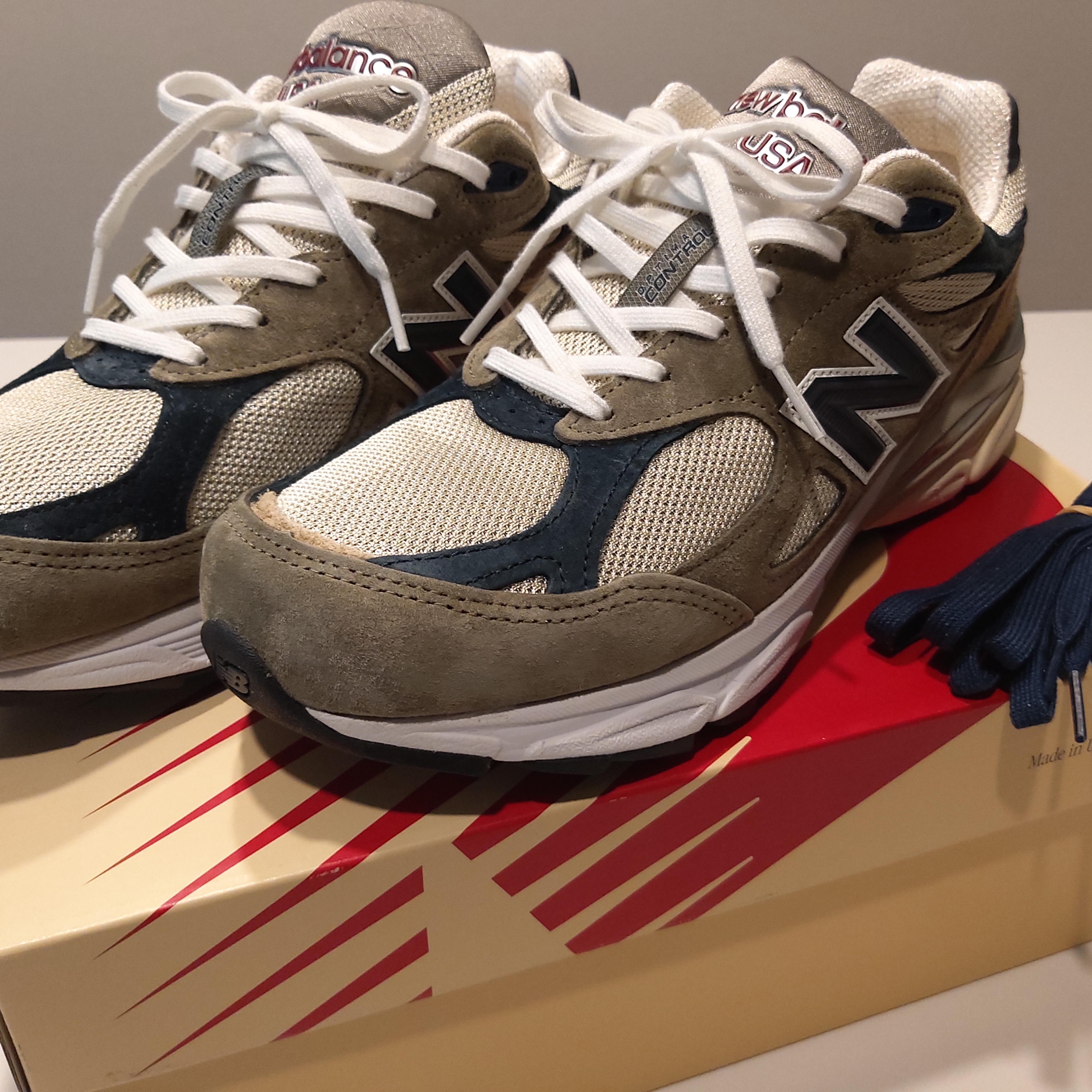 New Balance 990v3 Made in USA Olive 착용 스타일 - 2
