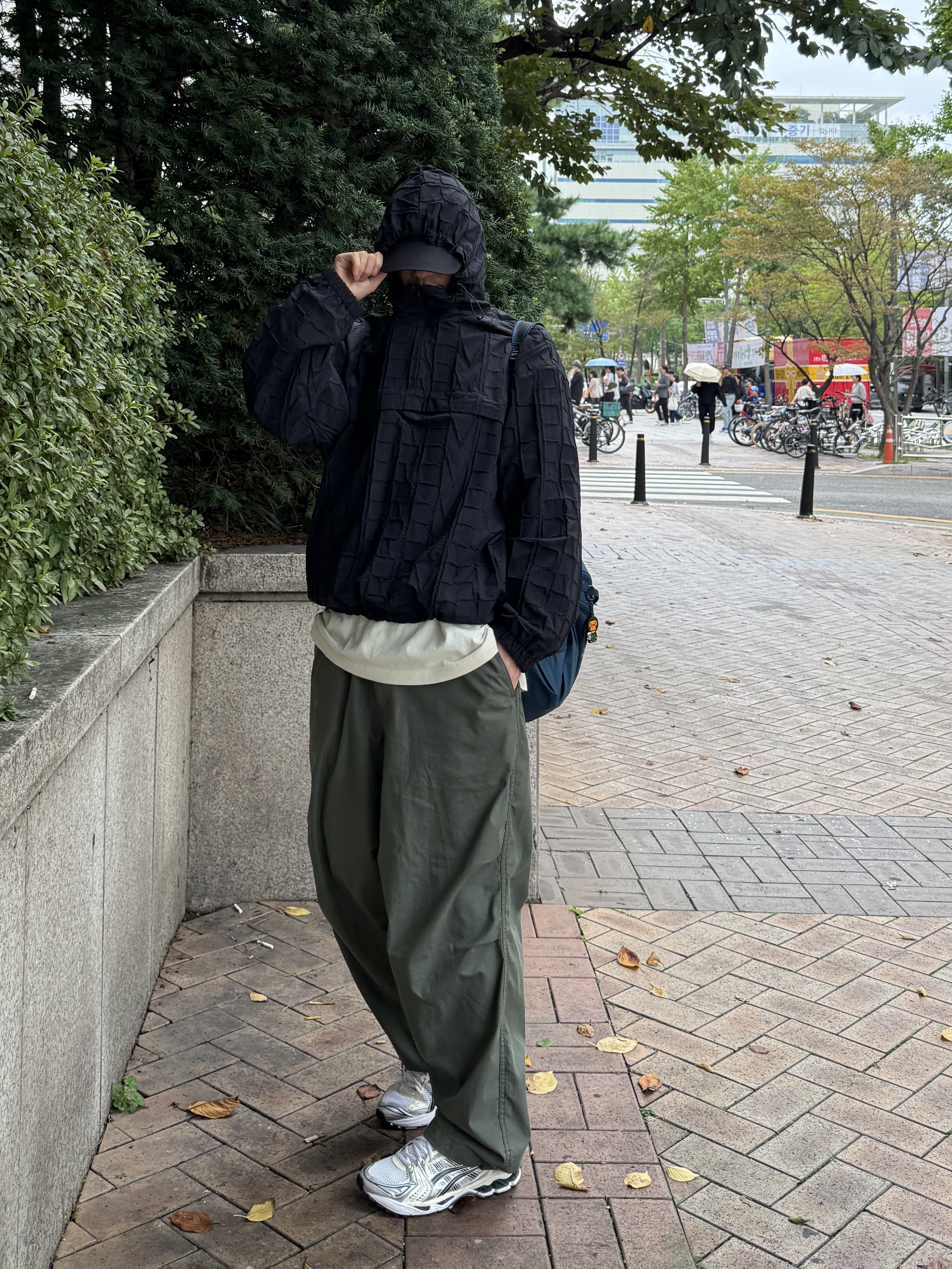(W) Asics Gel-Kayano 14 White Midnight, Uniqlo C Wide Parachute Pants Olive - KR 착용 스타일 - 2