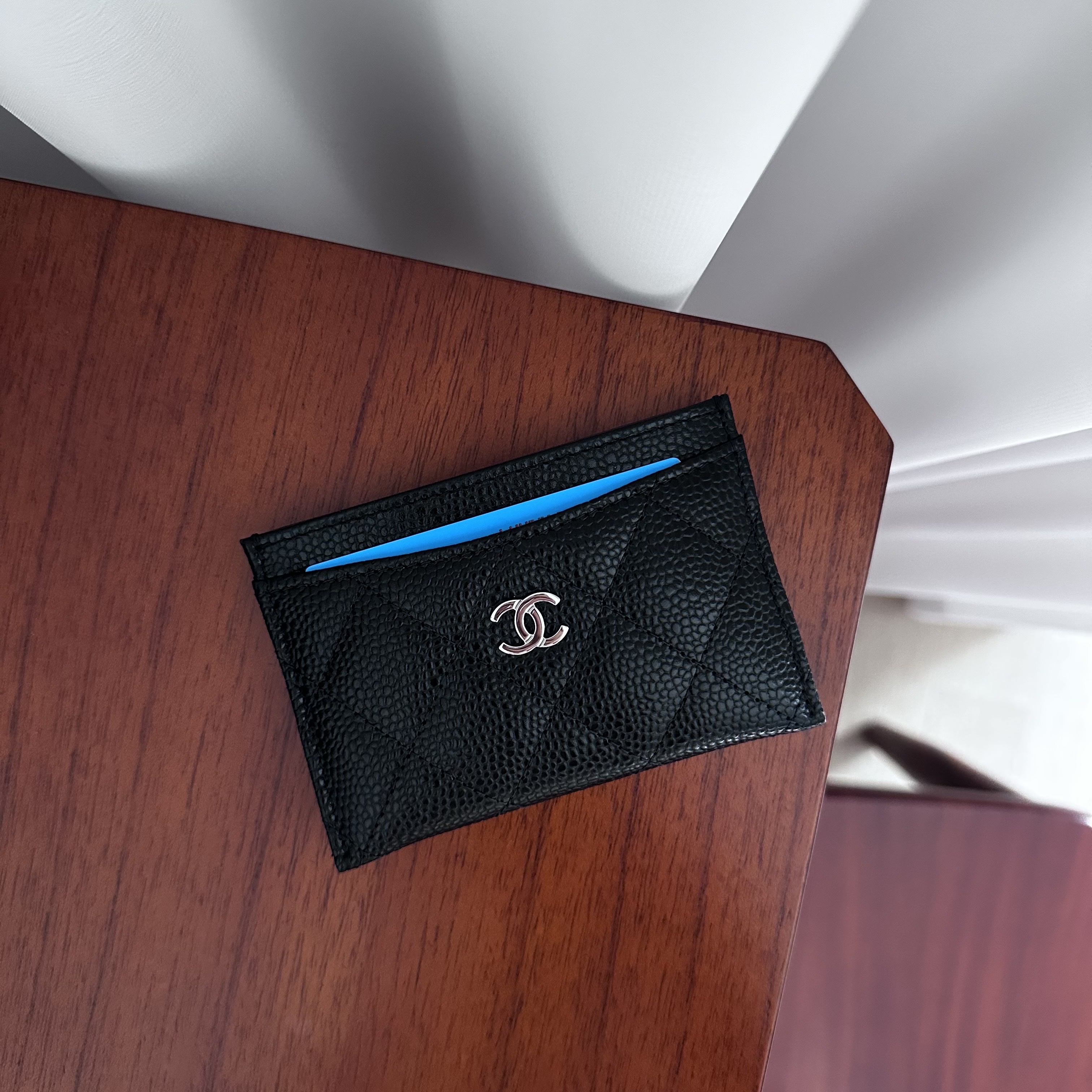 Chanel Classic Card Holder Grained Calfskin & Silver Black 착용 스타일