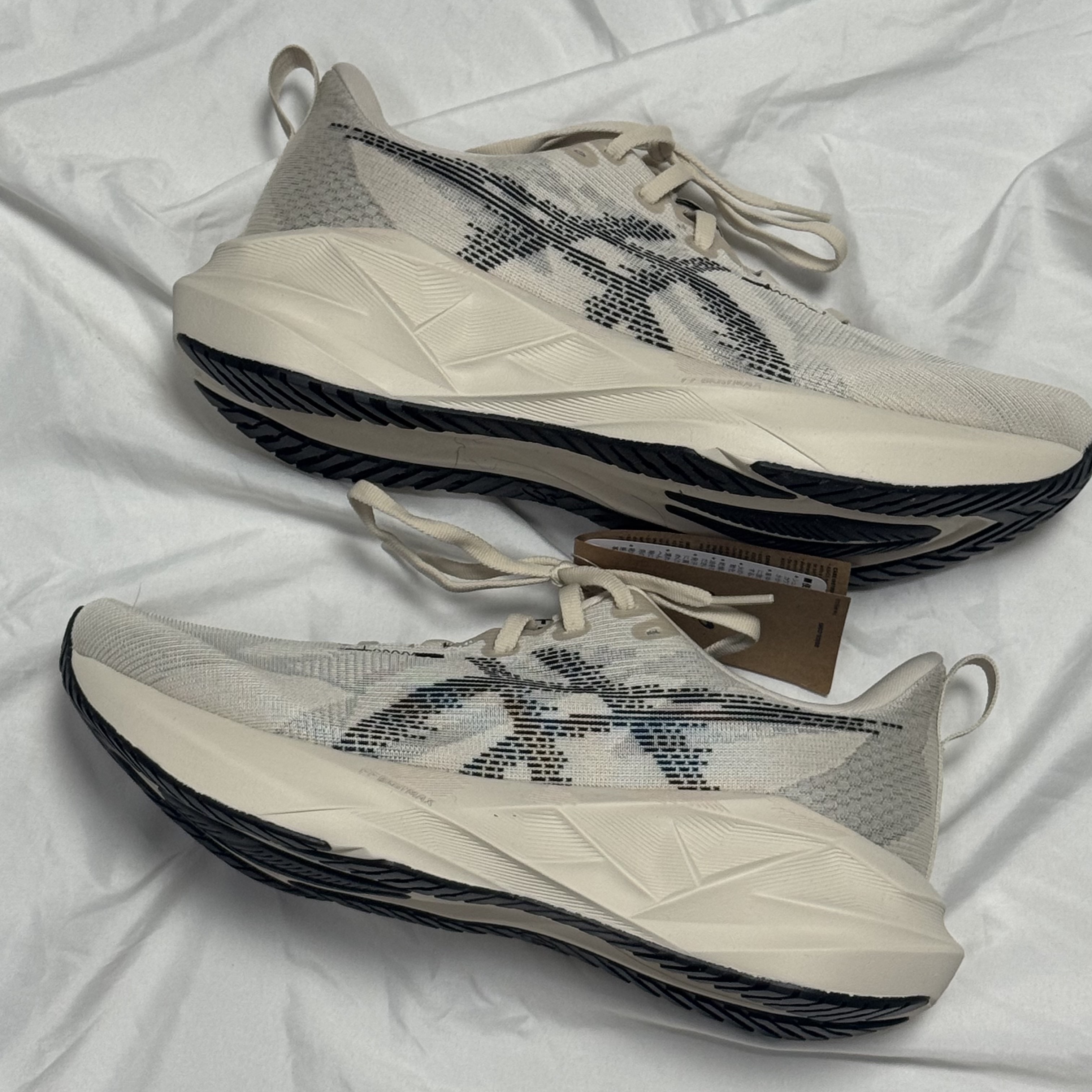 Asics Novablast 5 Oatmeal Black - D Standard 착용 스타일 - 2